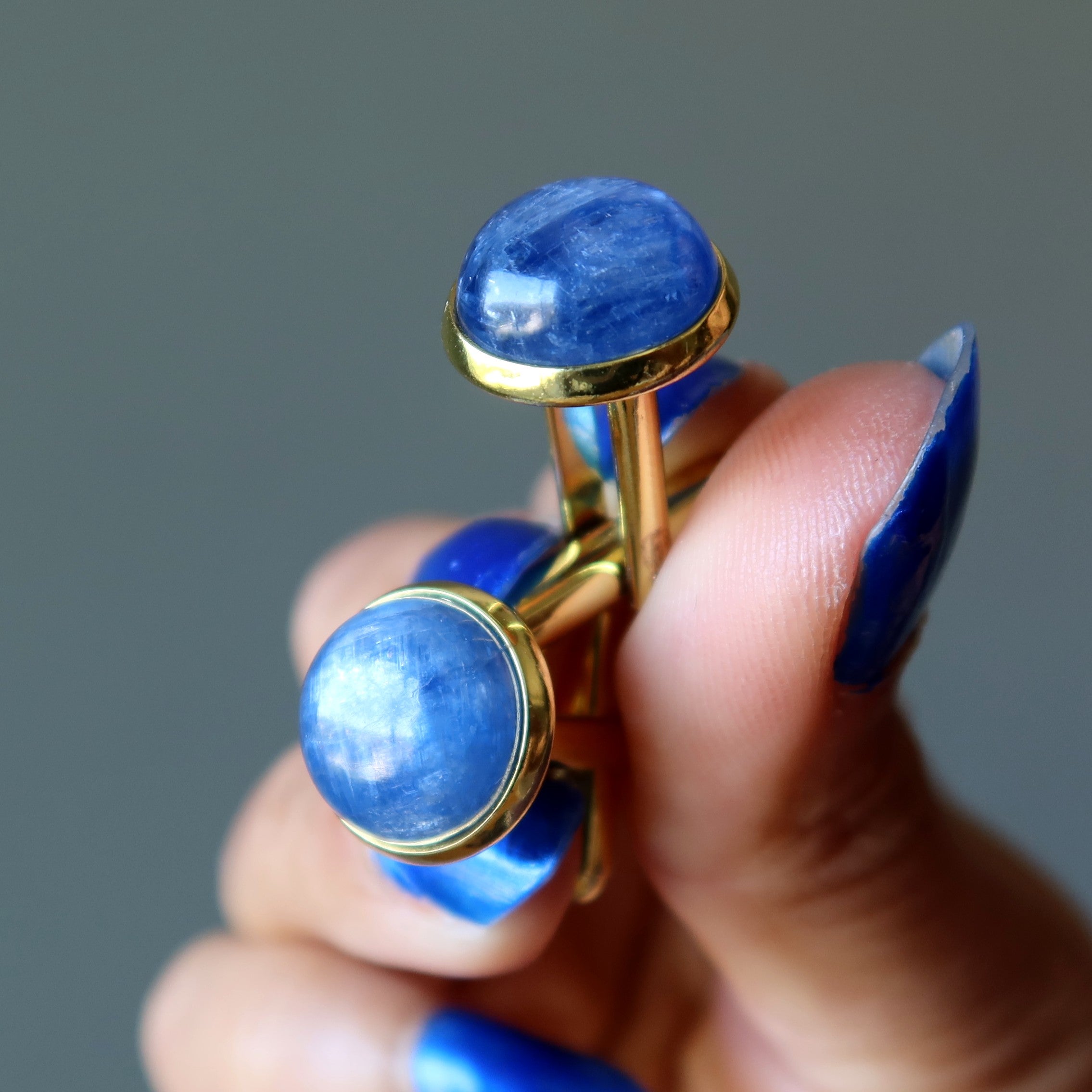 Boutons de manchette en kyanite, gemme bleue sertie dans de l'or de commerce