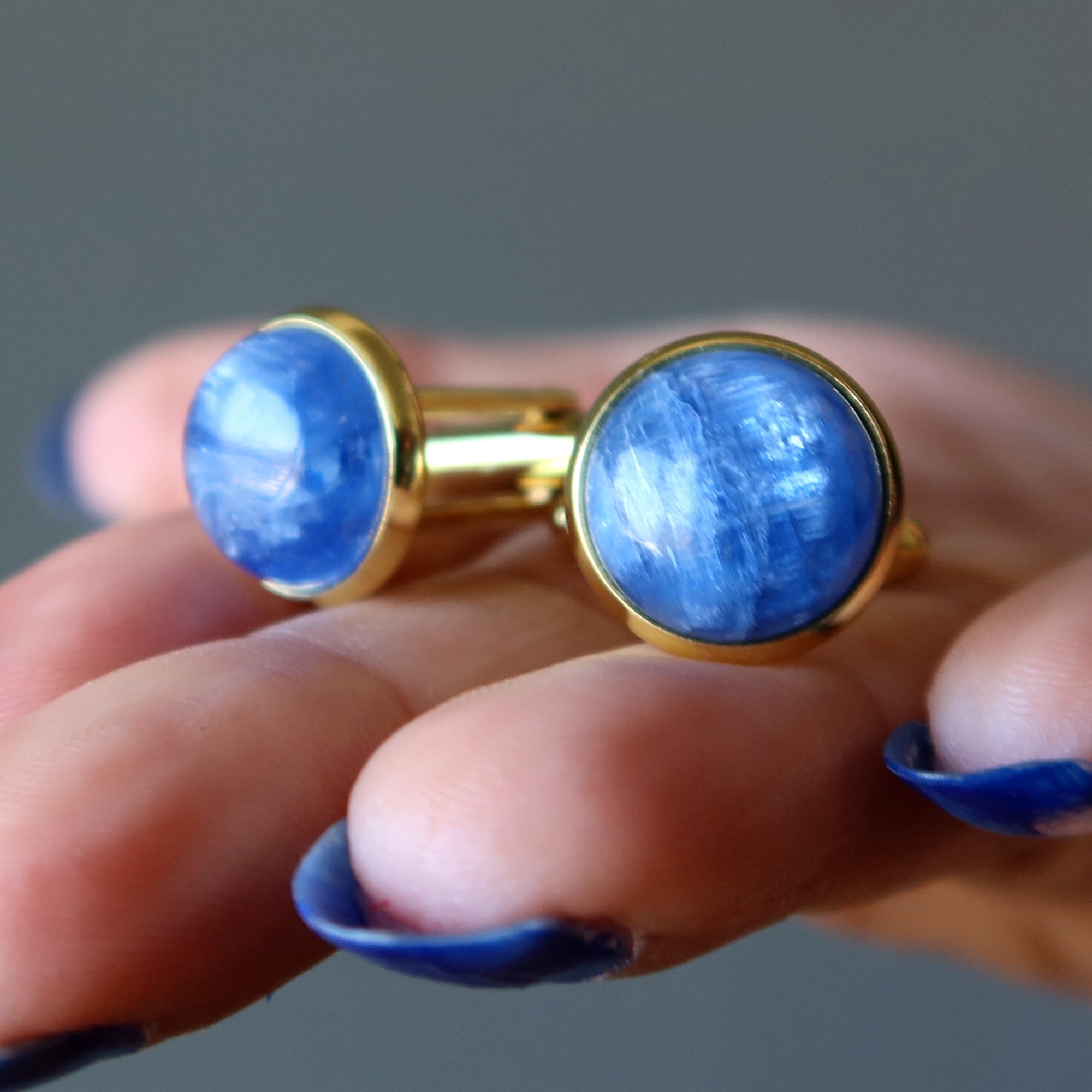 Boutons de manchette en kyanite, gemme bleue sertie dans de l'or de commerce