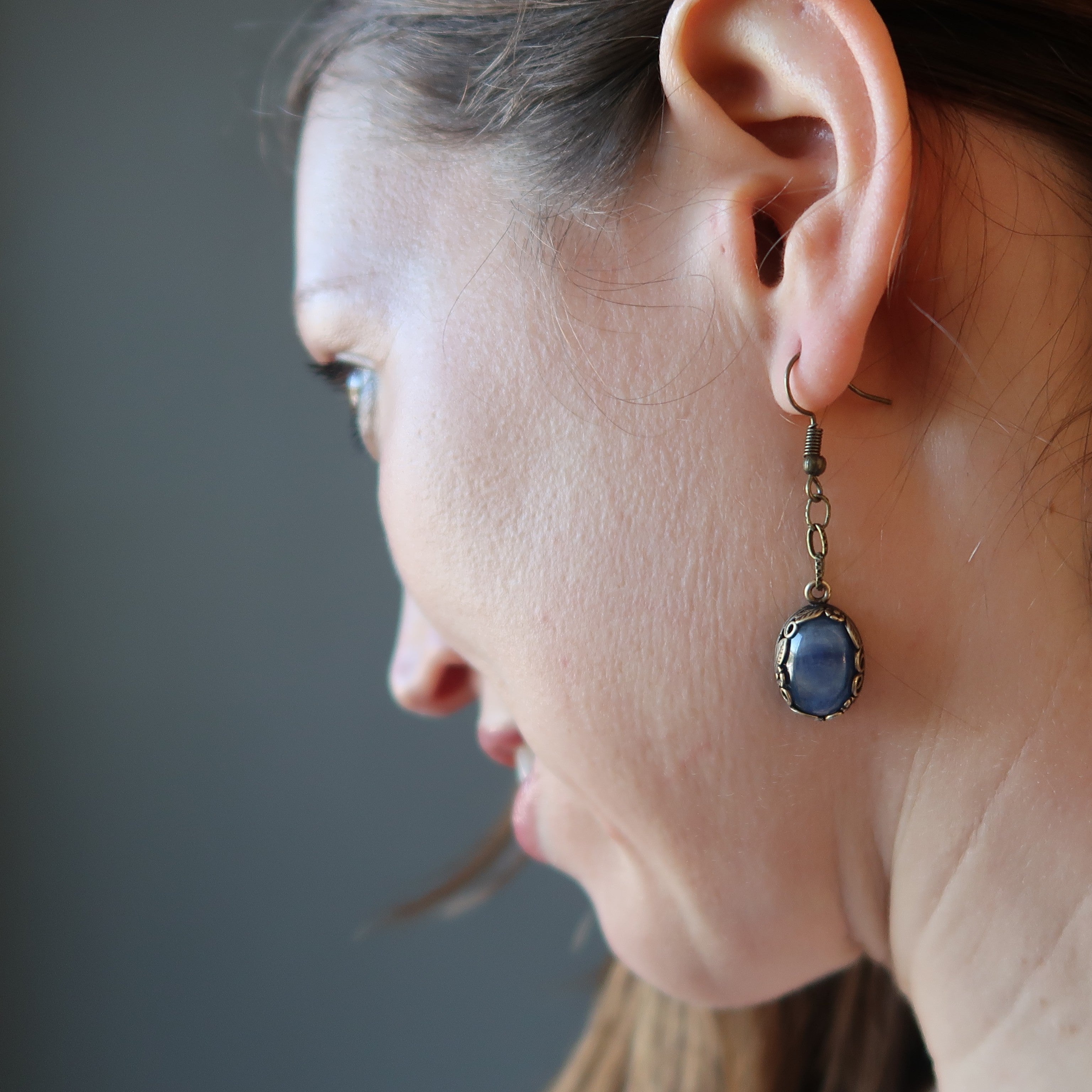 Boucles d'oreilles en kyanite, gemmes ovales bleues, chaînette feuille.