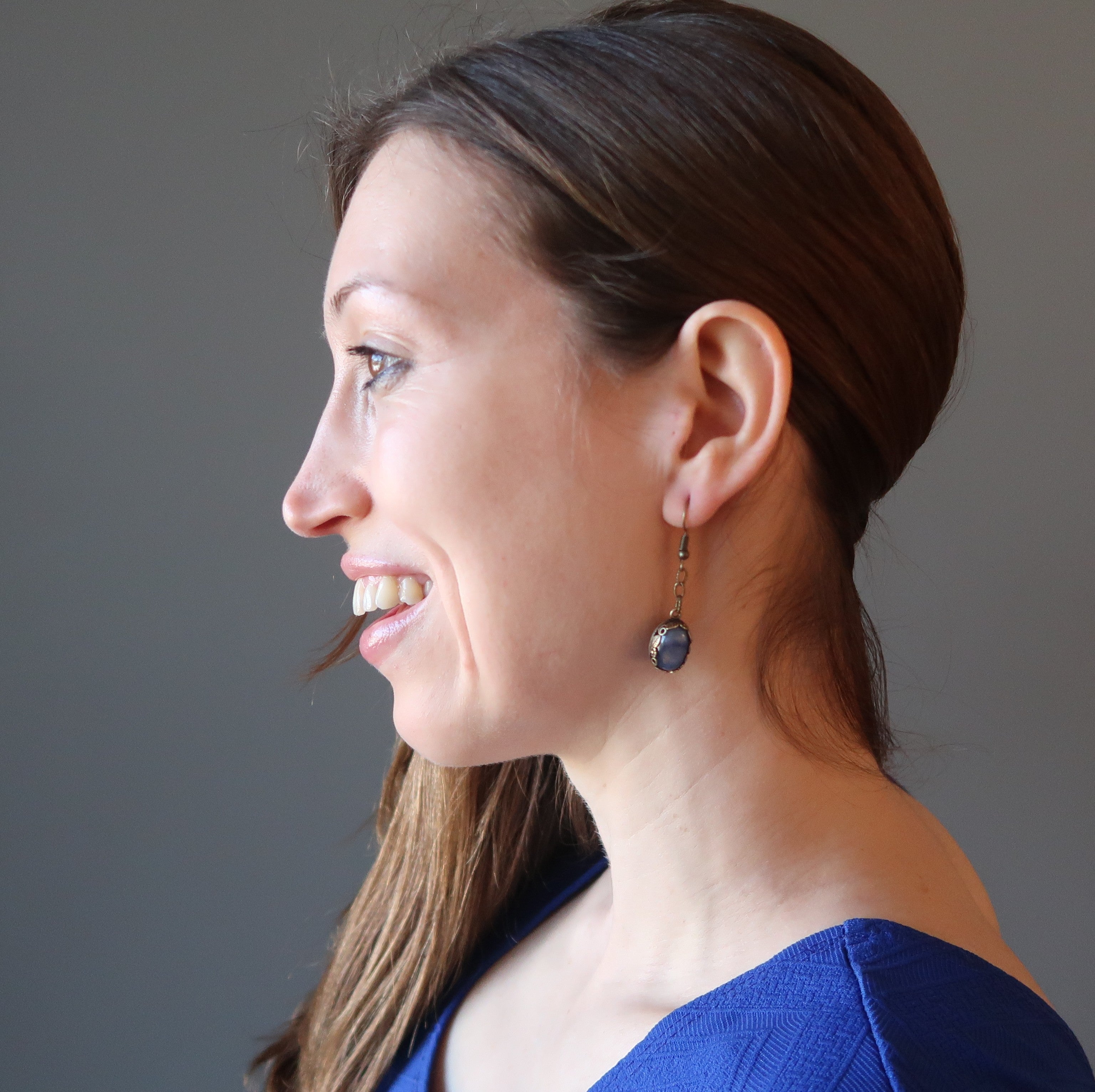 Boucles d'oreilles en kyanite, gemmes ovales bleues, chaînette feuille.