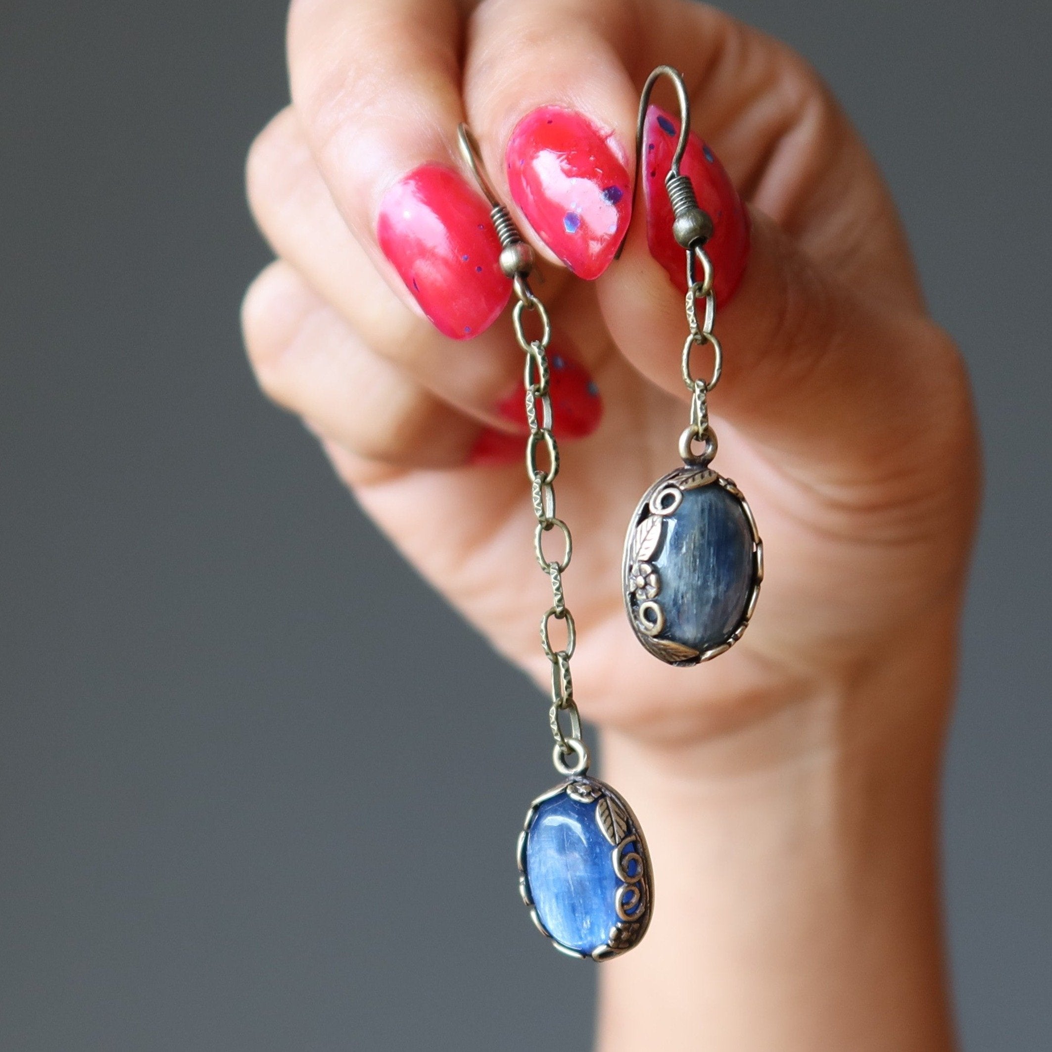 Boucles d'oreilles en kyanite, gemmes ovales bleues, chaînette feuille.