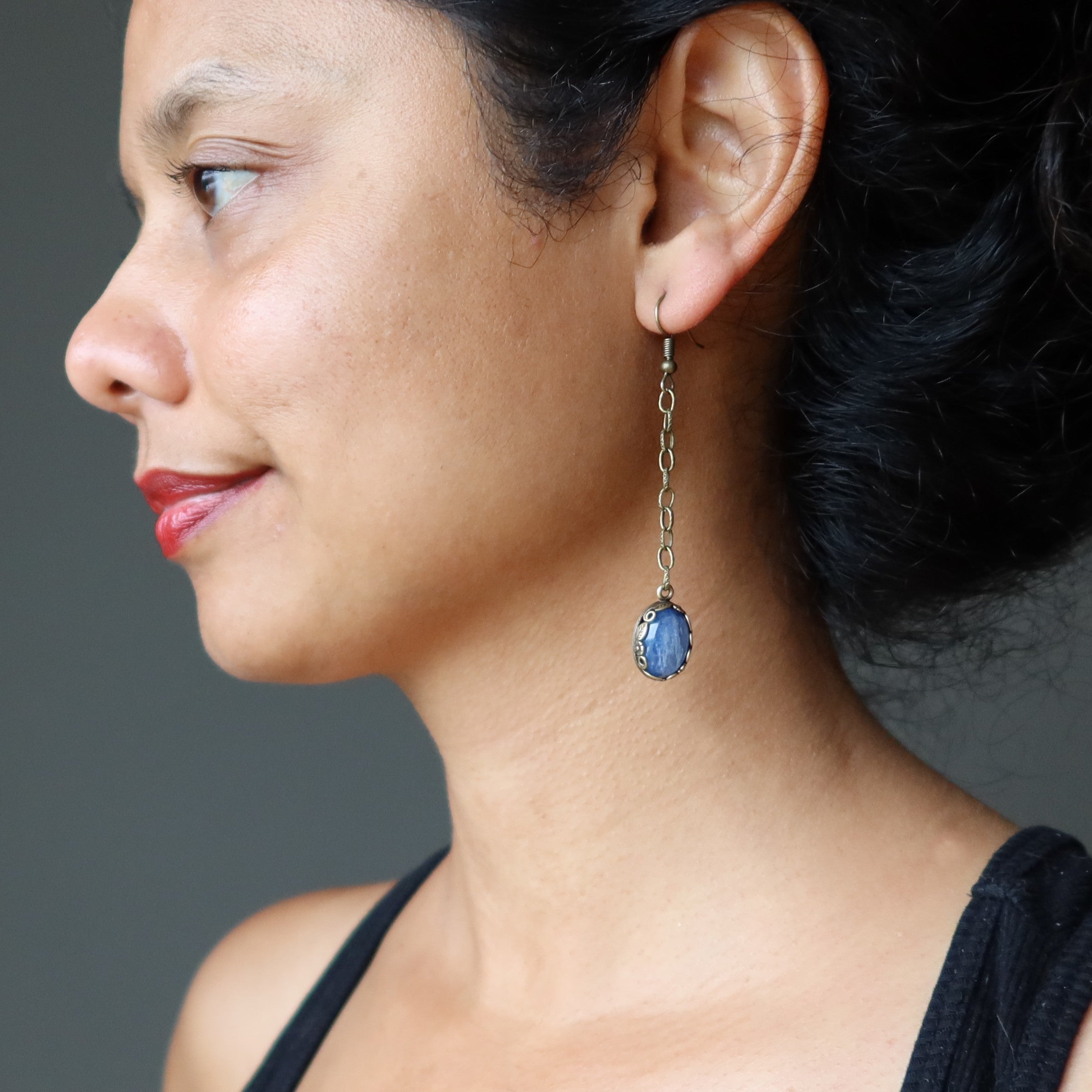 Boucles d'oreilles en kyanite, gemmes ovales bleues, chaînette feuille.