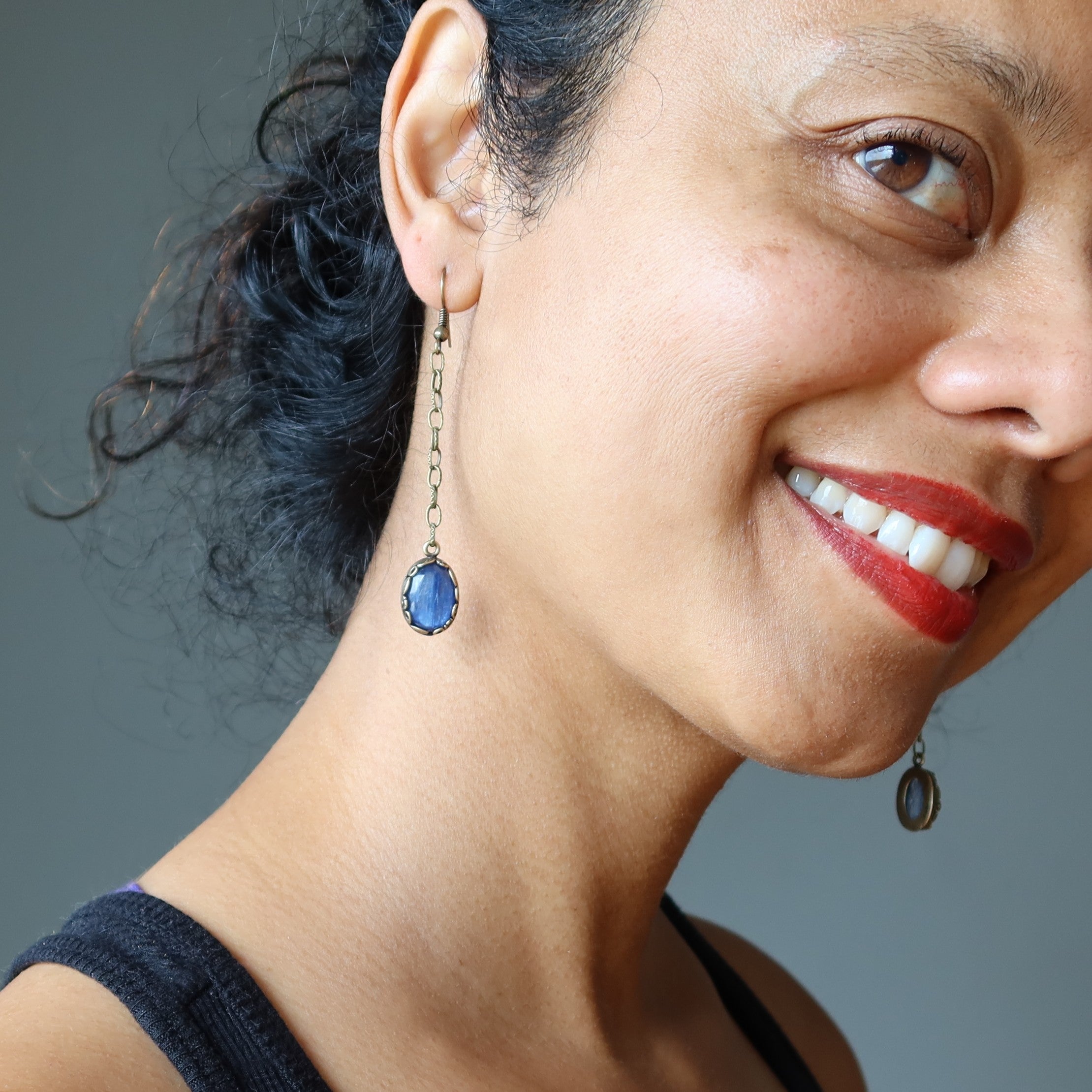 Boucles d'oreilles en kyanite, gemmes ovales bleues, chaînette feuille.