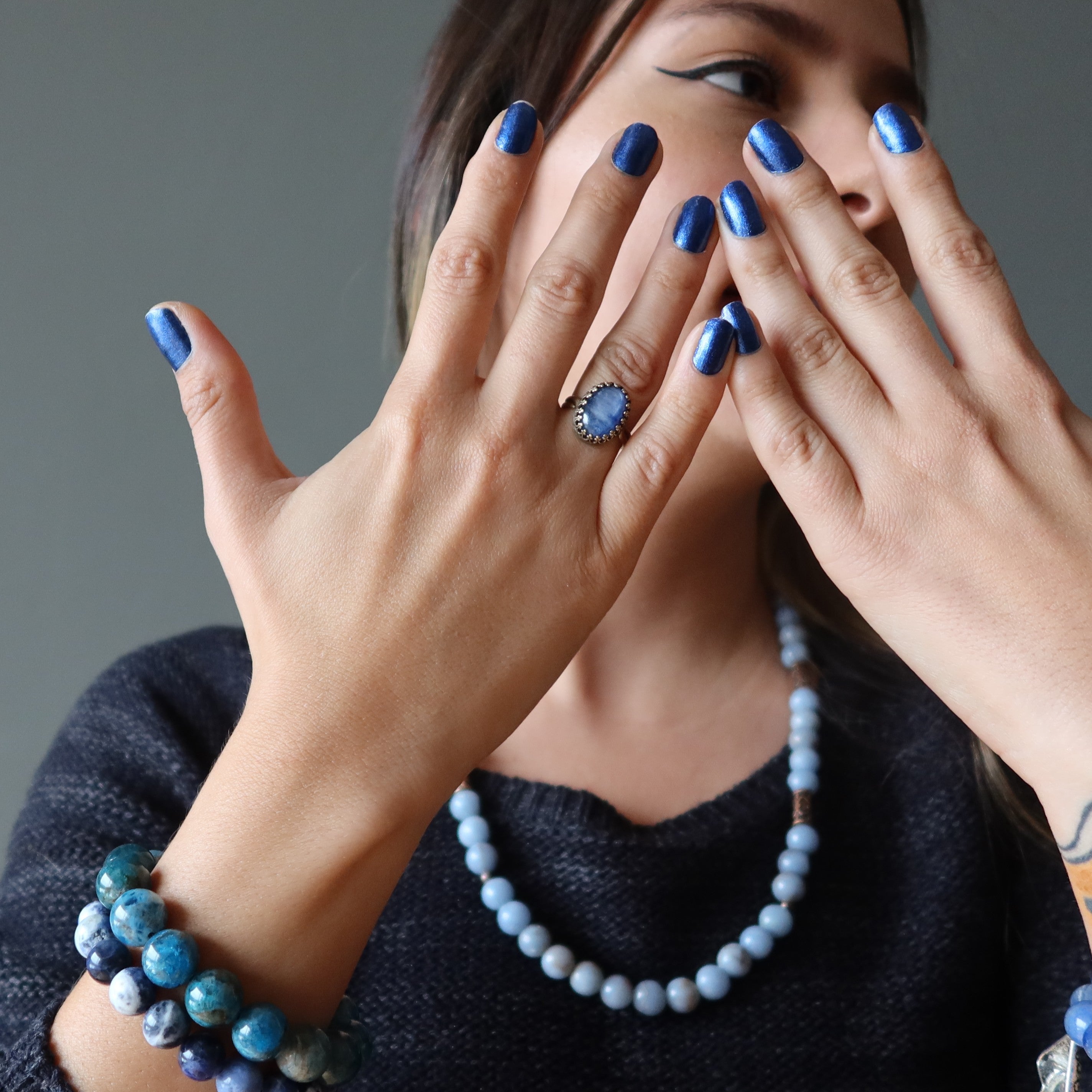 Bague en cyanite « Blue Moon » en laiton vieilli, ajustable
