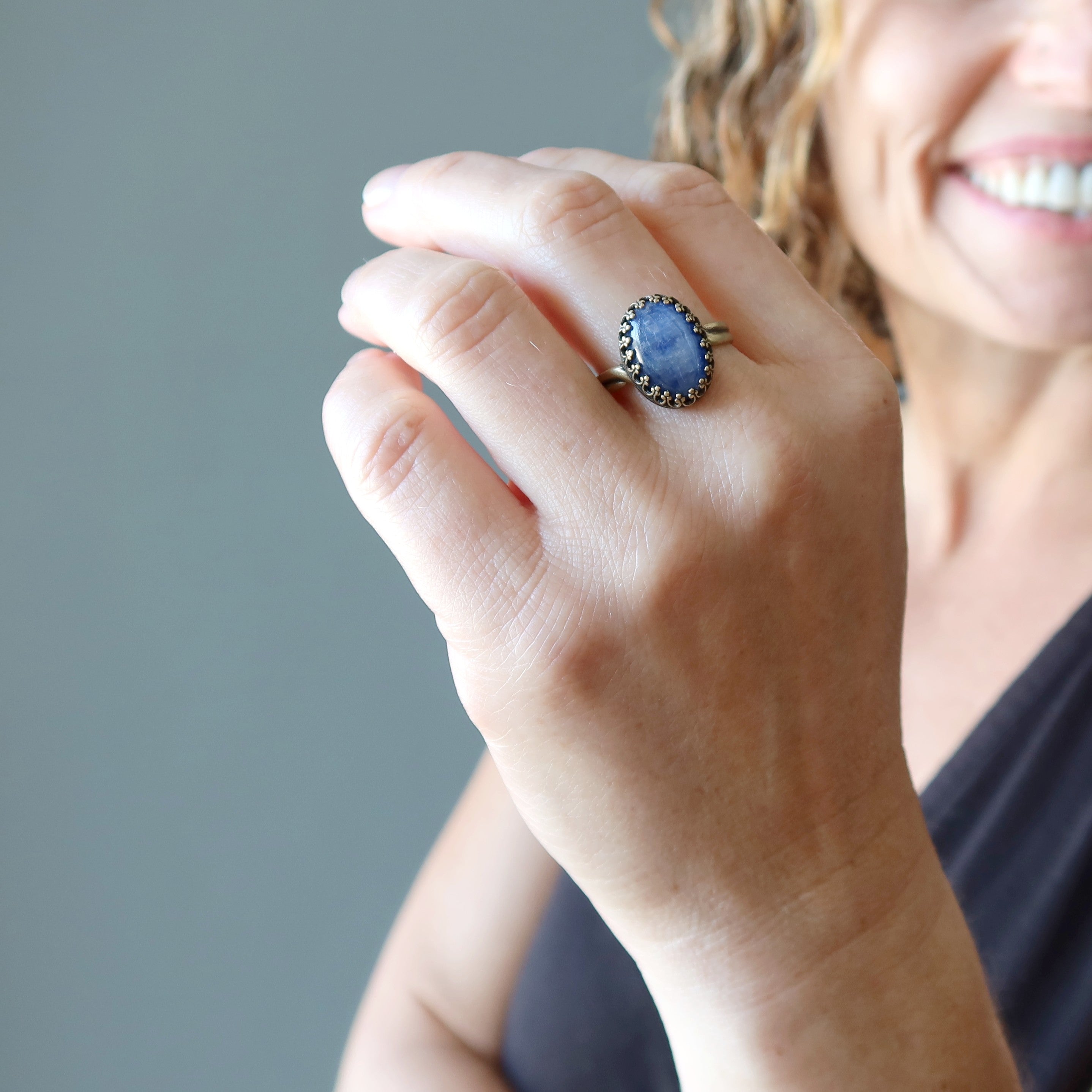 Bague en cyanite « Blue Moon » en laiton vieilli, ajustable