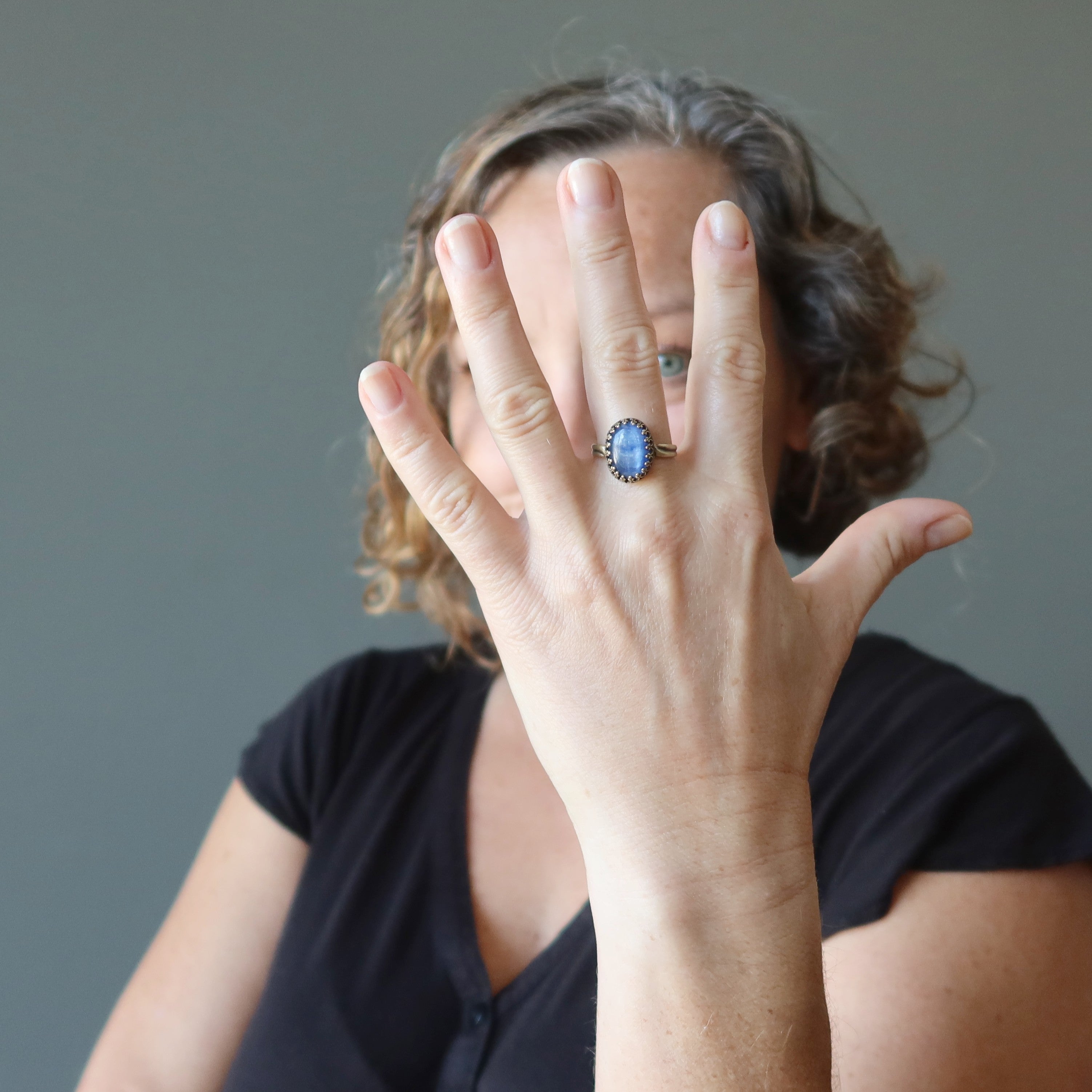 Bague en cyanite « Blue Moon » en laiton vieilli, ajustable