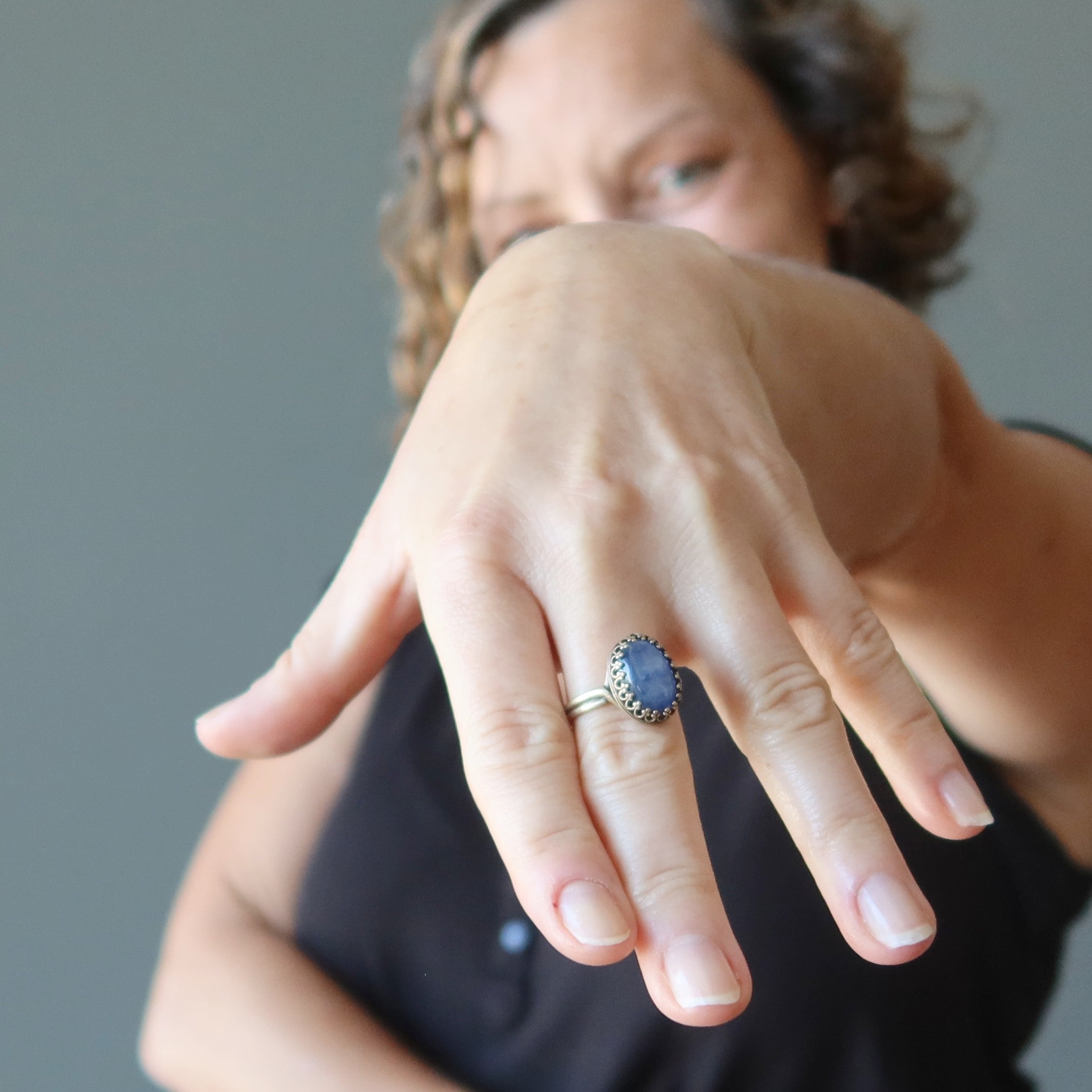 Bague en cyanite « Blue Moon » en laiton vieilli, ajustable