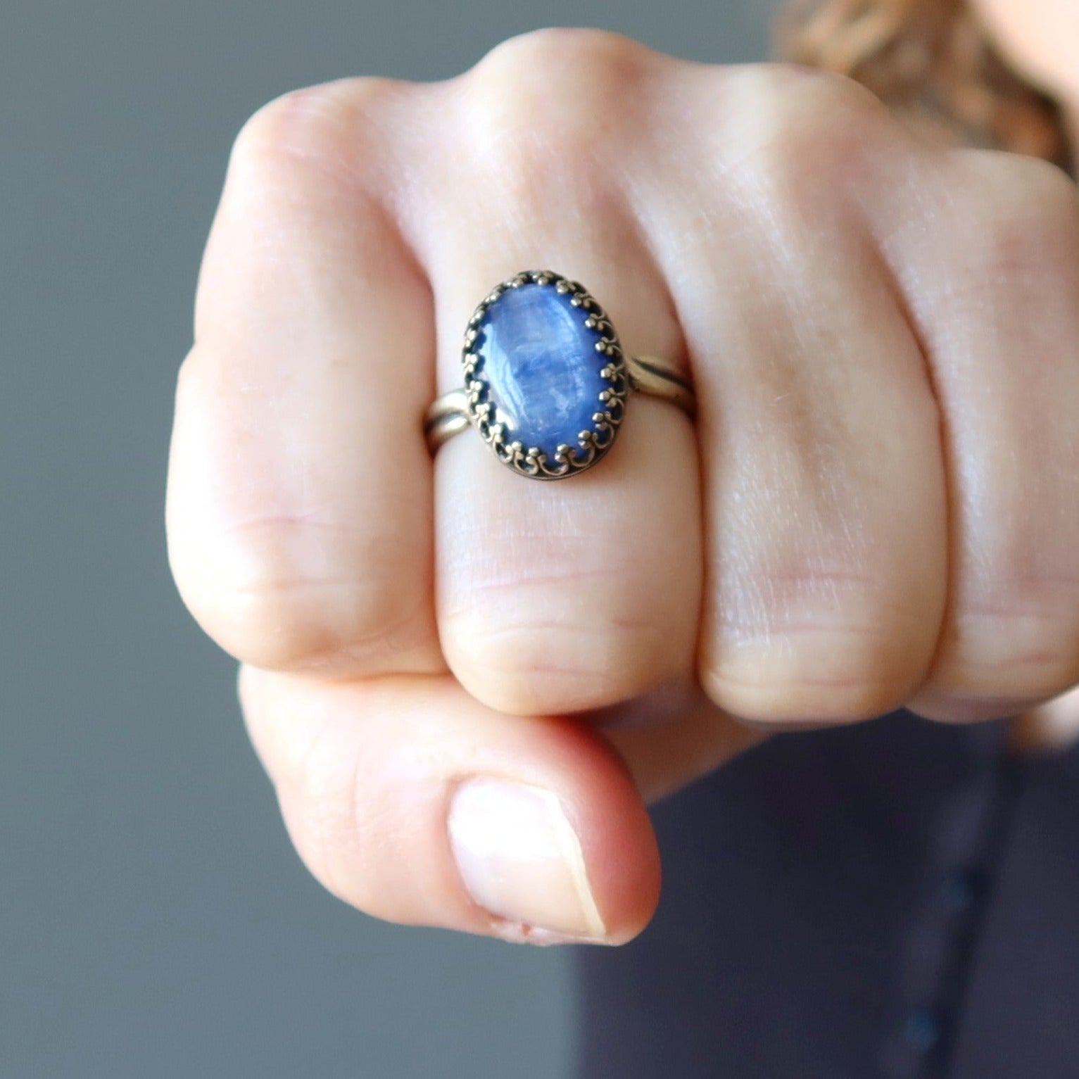 Bague en cyanite « Blue Moon » en laiton vieilli, ajustable