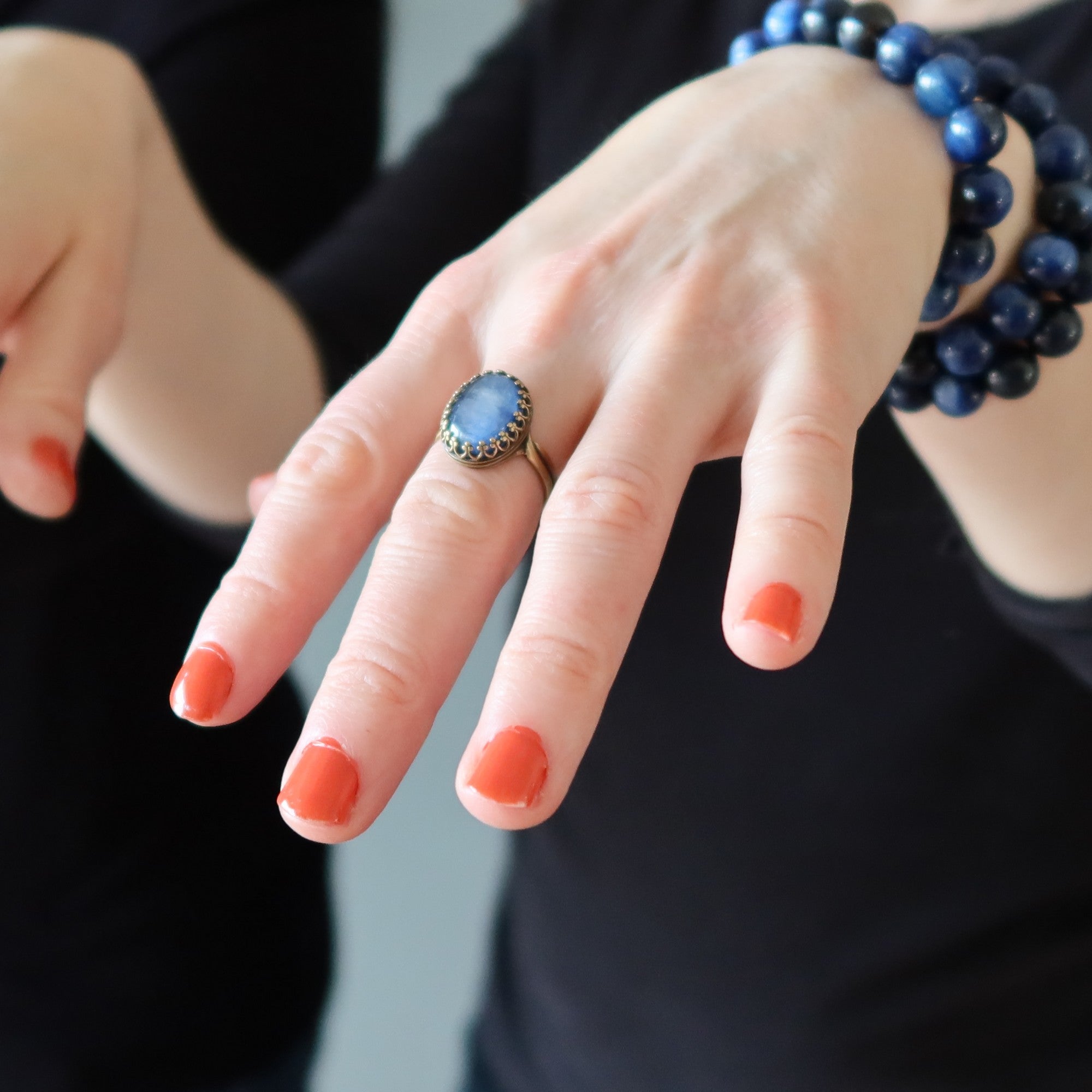 Bague en cyanite « Blue Moon » en laiton vieilli, ajustable