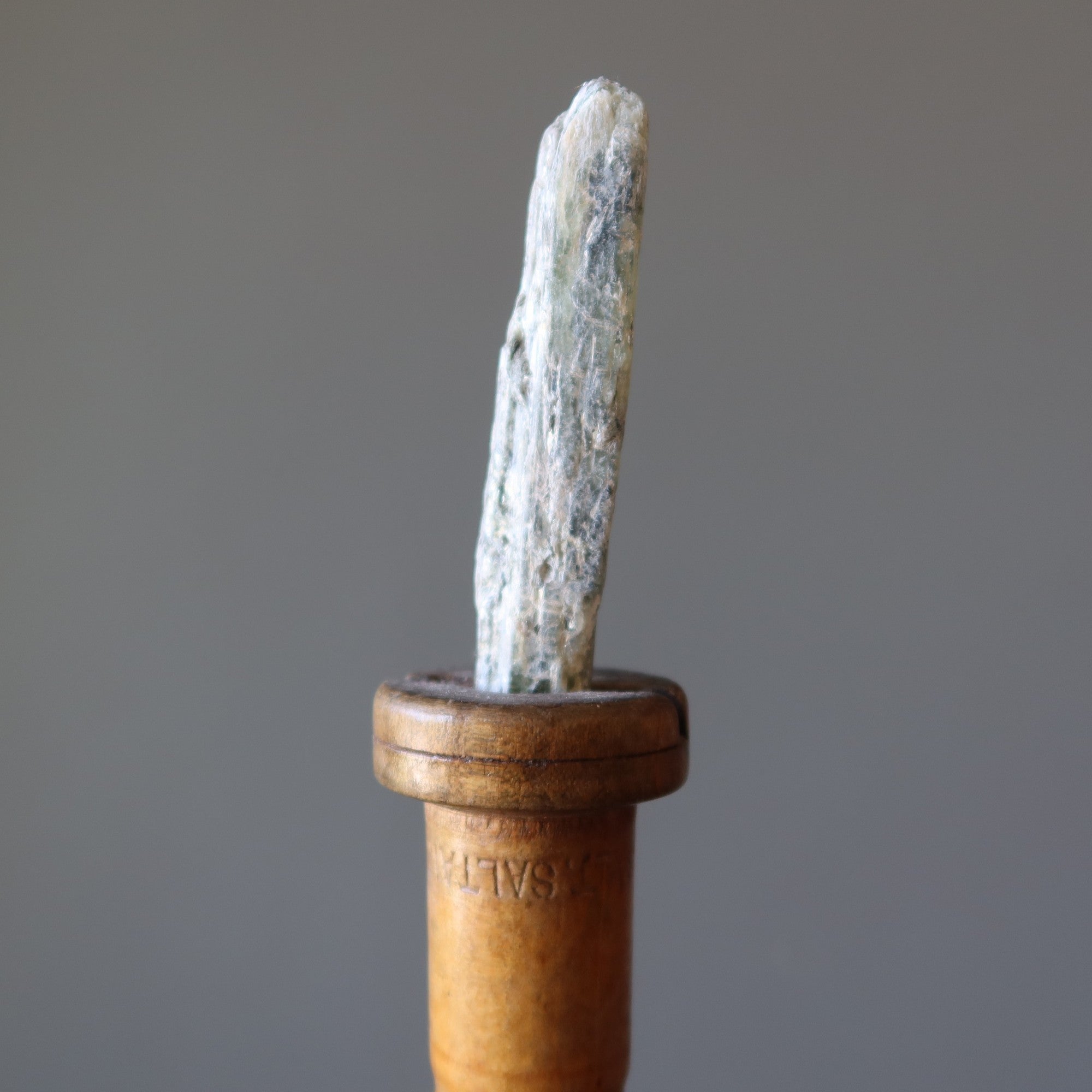 Kyanite cristal brut baguette Guérison fait main Gemme Bois vintage
