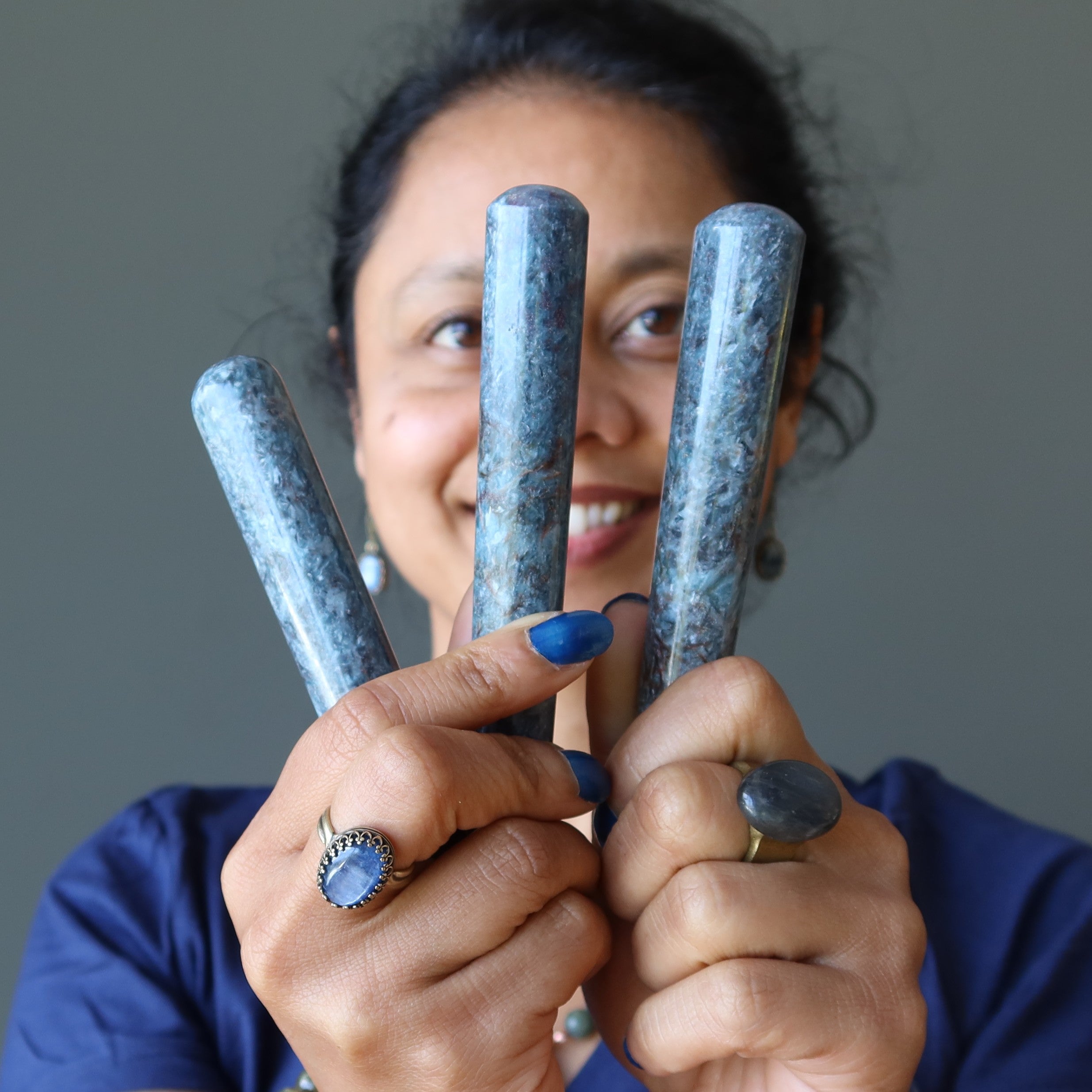 Cyanit-Massagestab: Weisheit in Blau