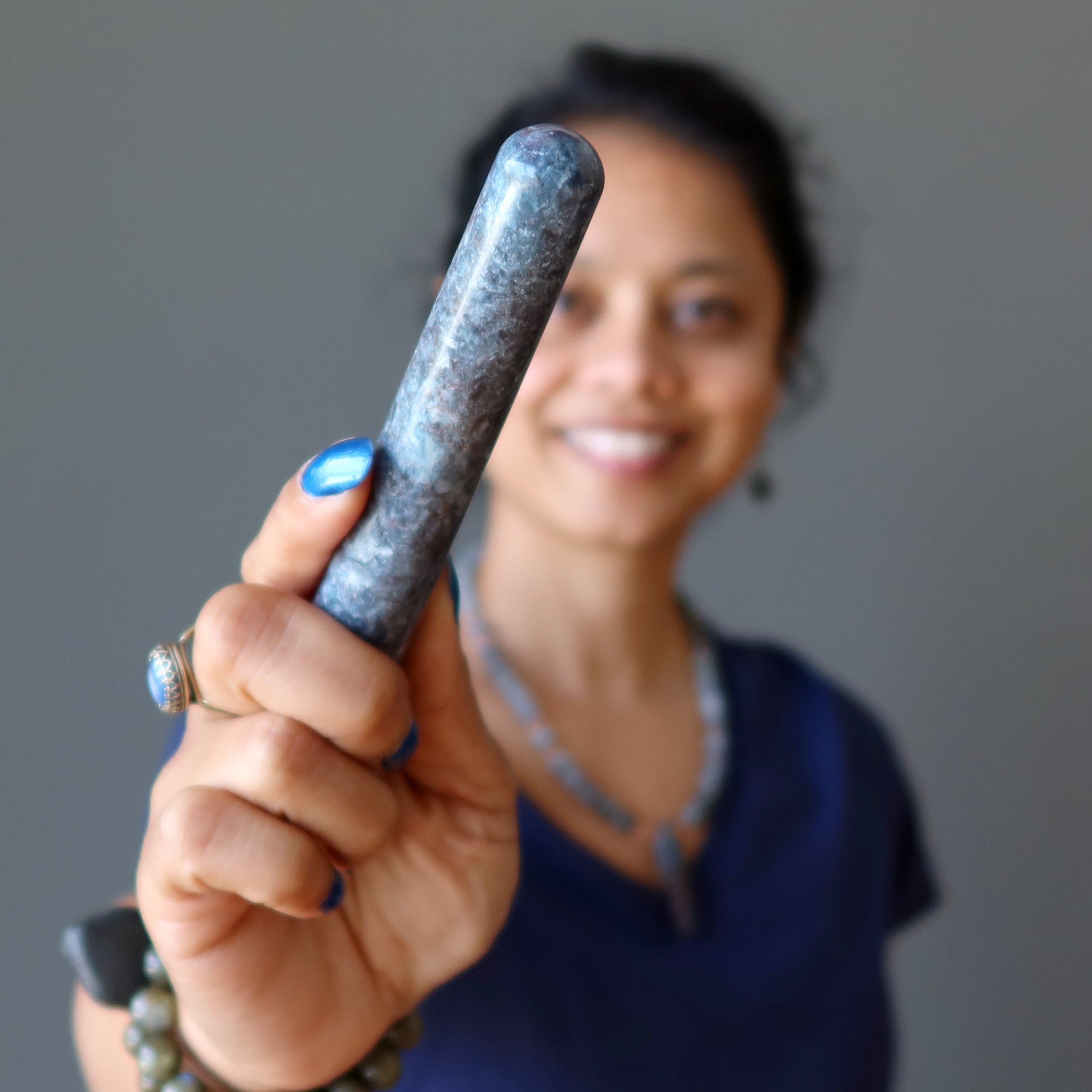 Cyanit-Massagestab: Weisheit in Blau