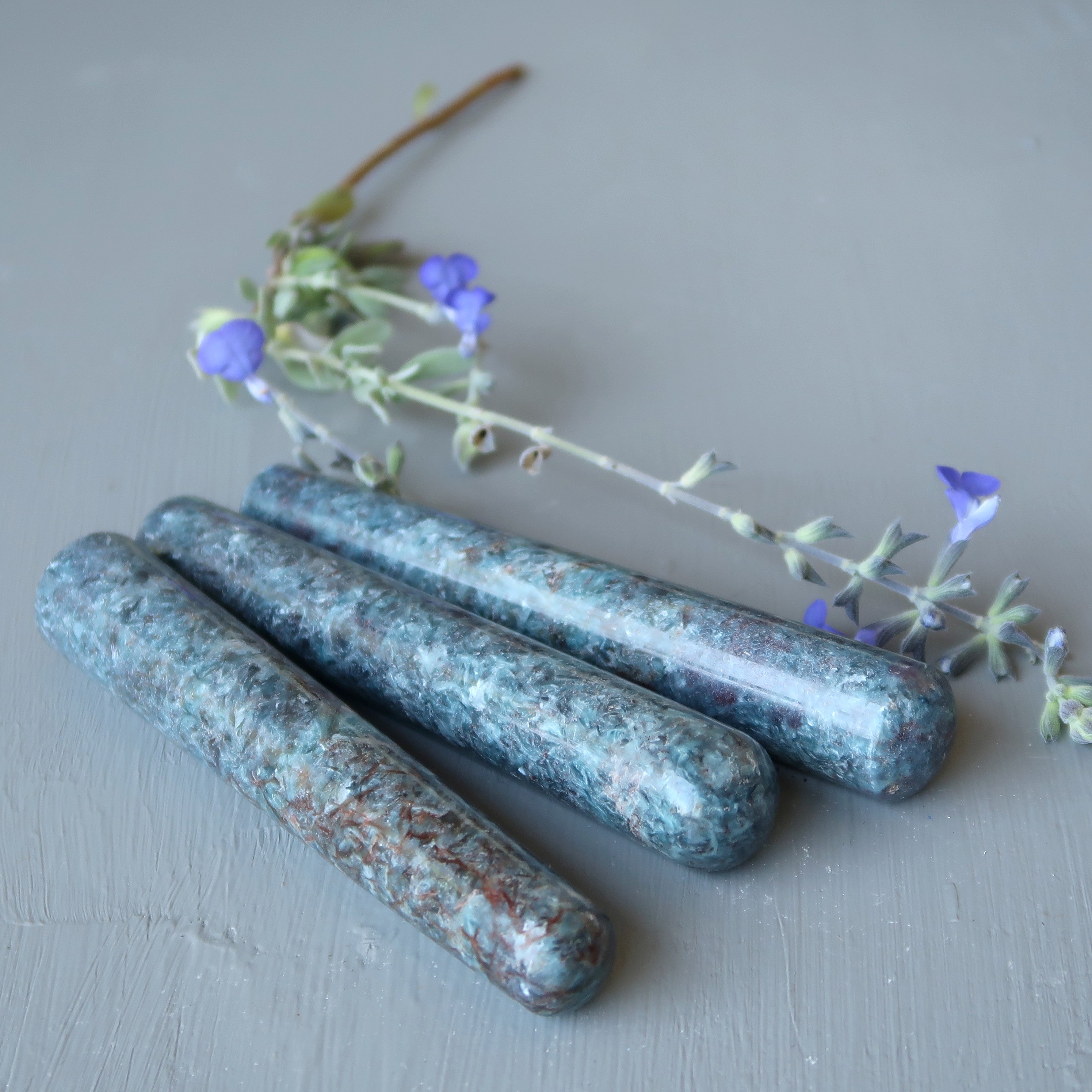 Cyanit-Massagestab: Weisheit in Blau