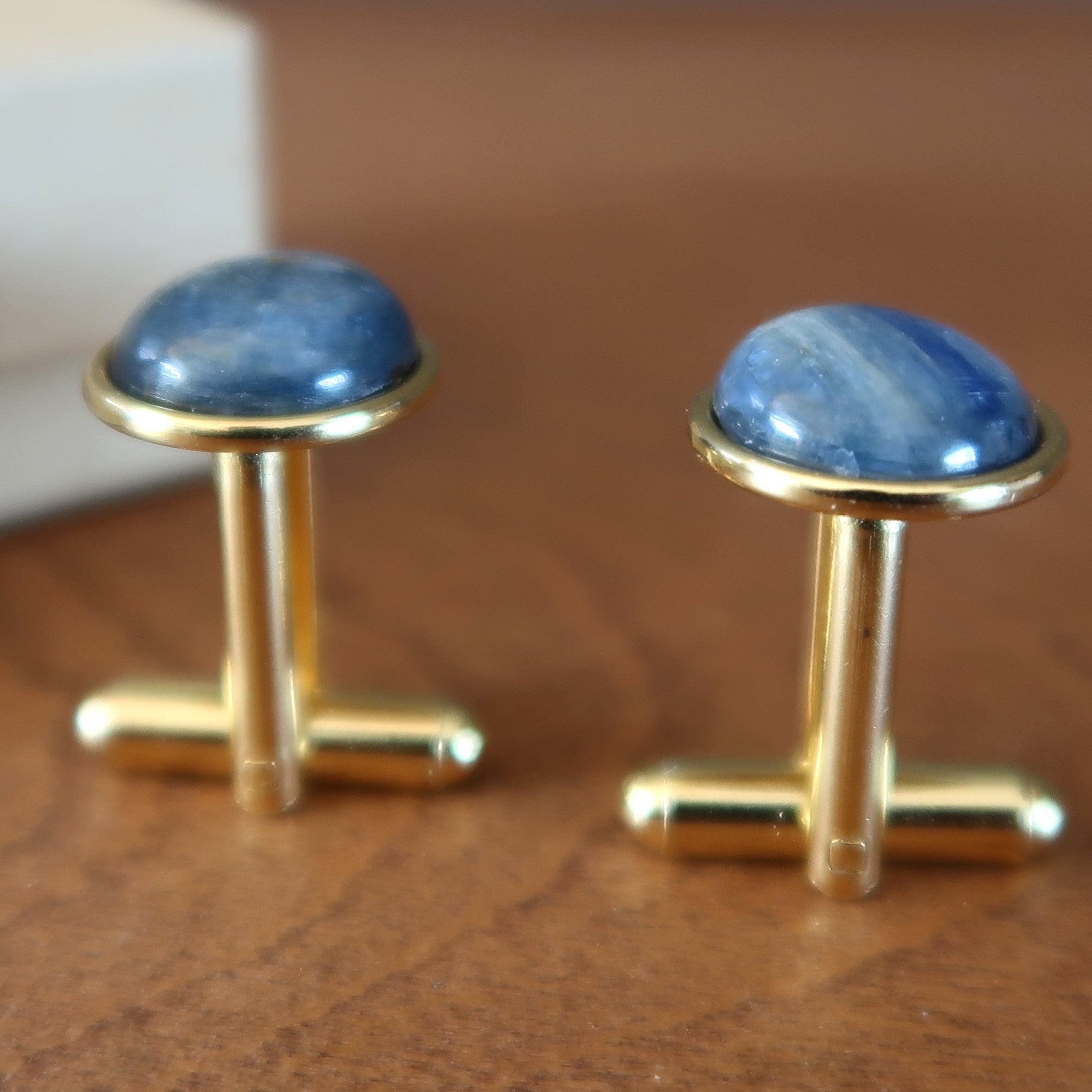 Boutons de manchette en kyanite, gemme bleue sertie dans de l'or de commerce