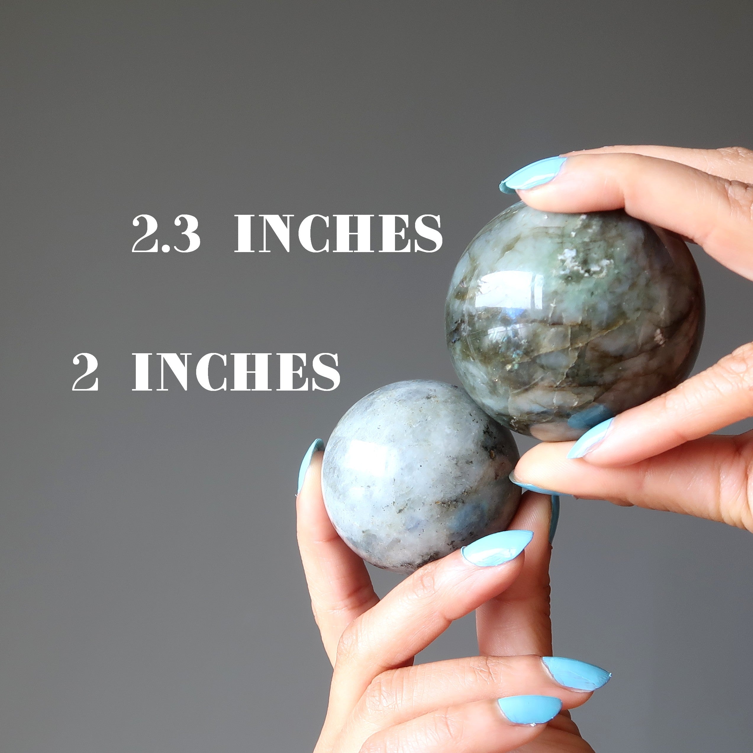 Sphère de labradorite en cristal de boule de l'éclair des ciels argentés
