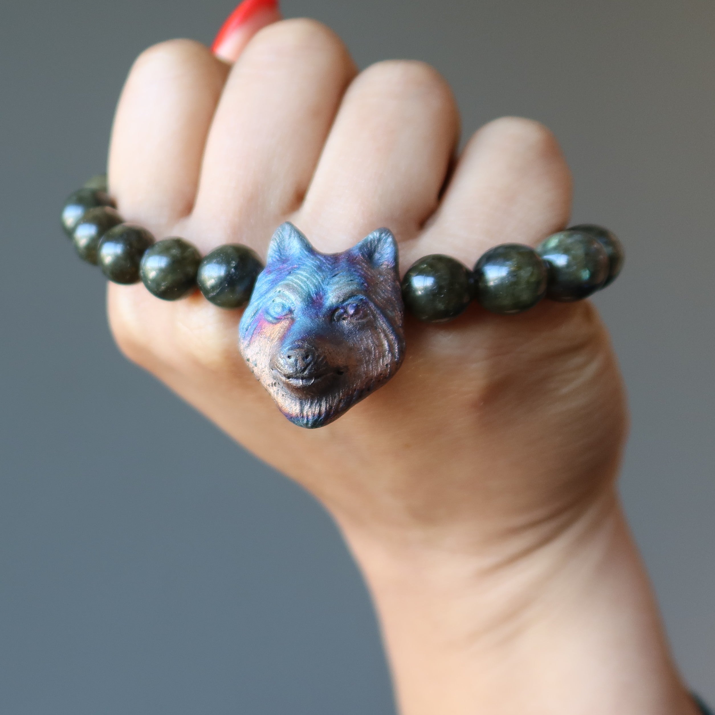 Bracelet en labradorite Chef de meute Loup arc-en-ciel