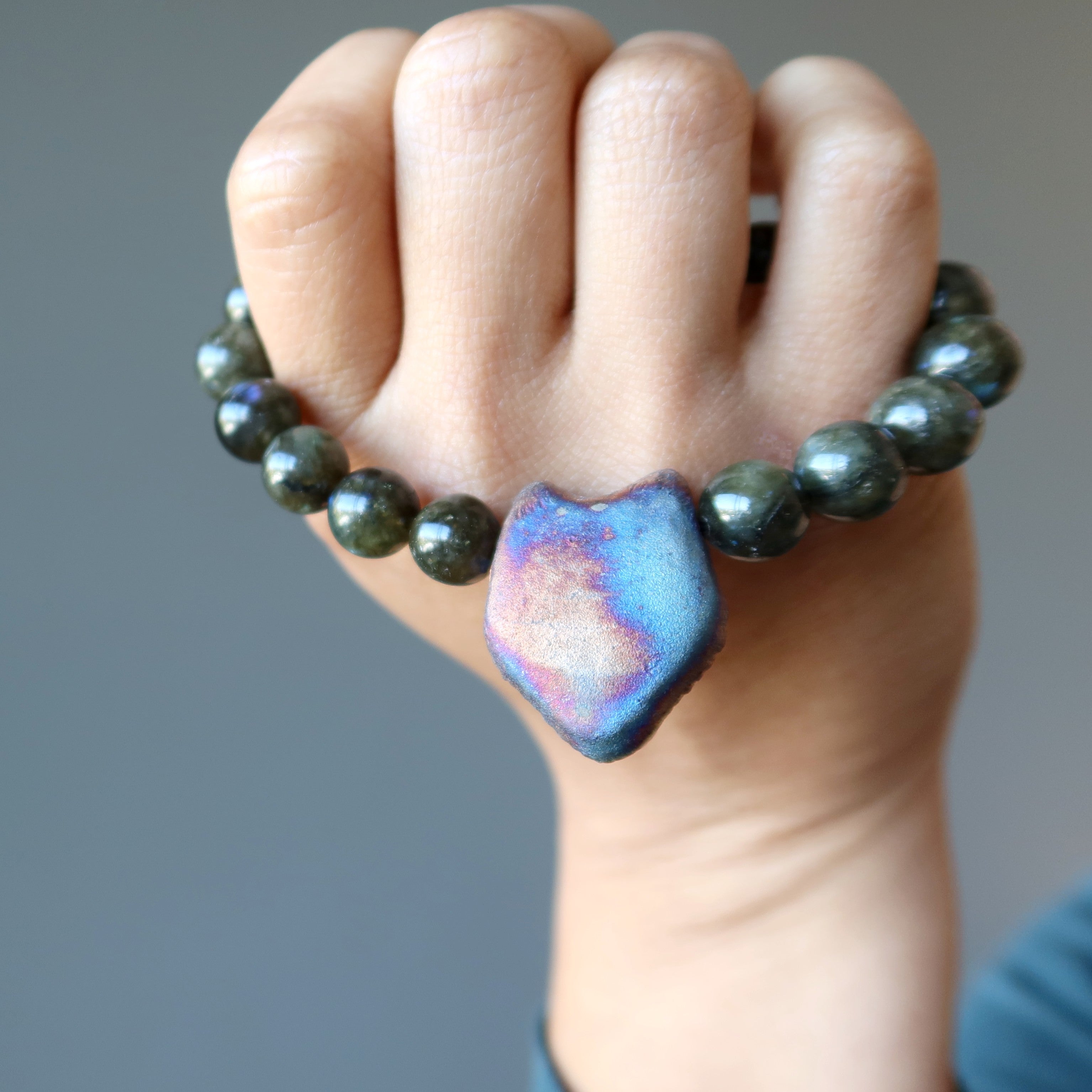 Bracelet en labradorite Chef de meute Loup arc-en-ciel