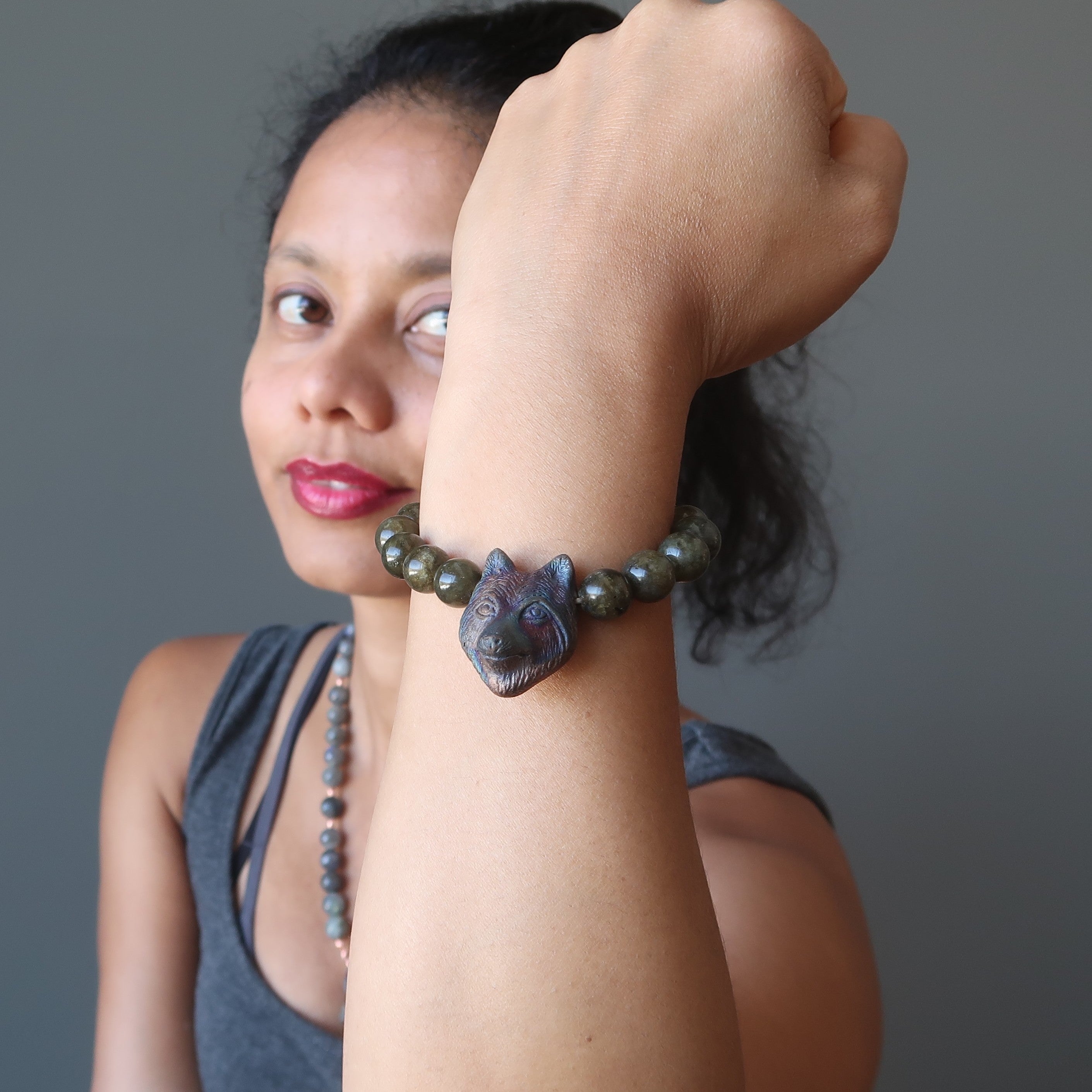 Bracelet en labradorite Chef de meute Loup arc-en-ciel