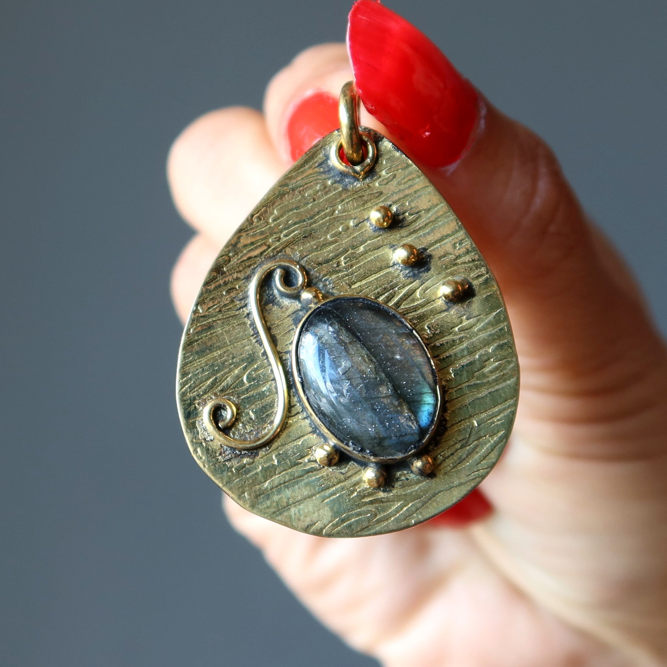 Pendentif Labradorite Feuille Ondulée Arc-en-Ciel Or