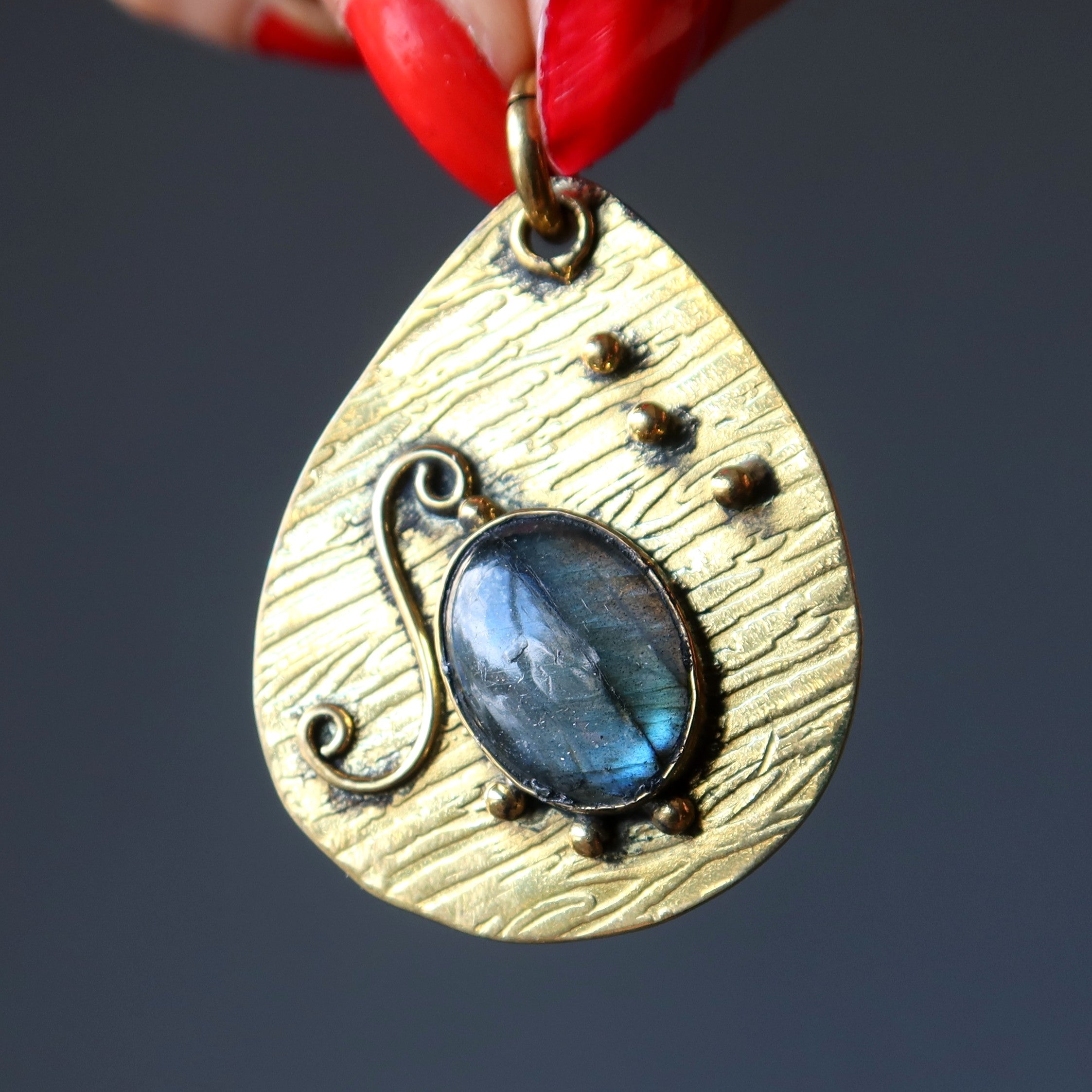 Pendentif Labradorite Feuille Ondulée Arc-en-Ciel Or