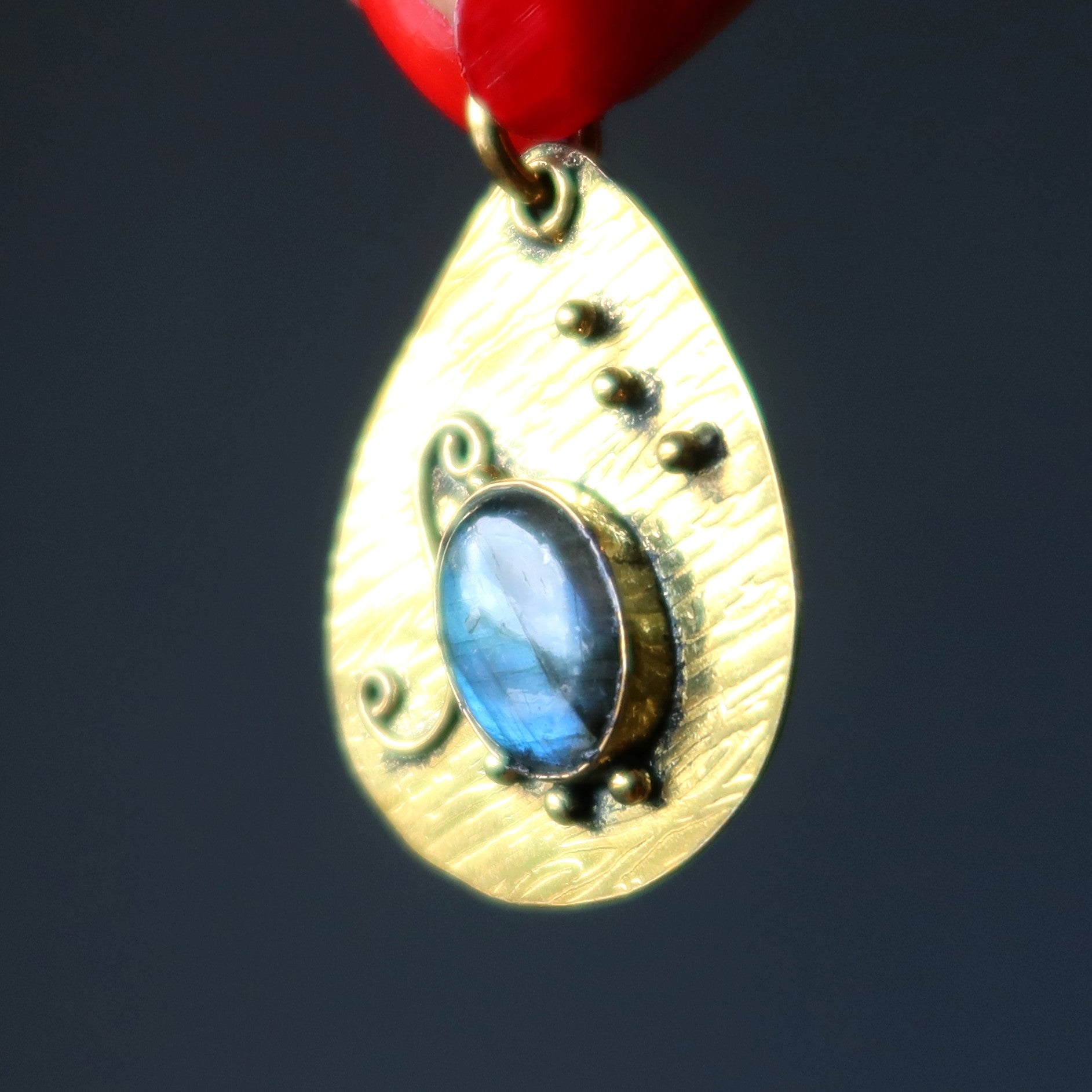 Pendentif Labradorite Feuille Ondulée Arc-en-Ciel Or
