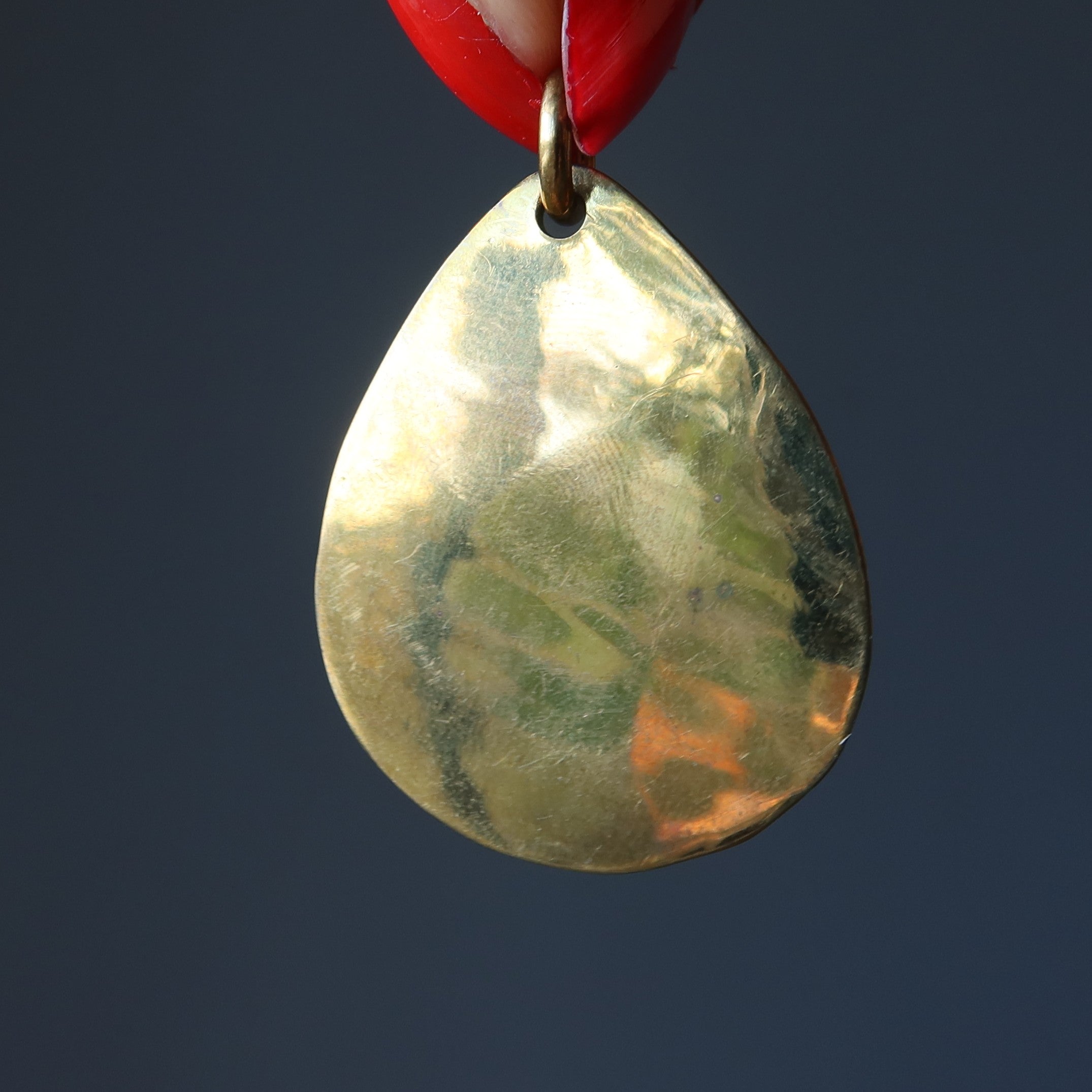 Pendentif Labradorite Feuille Ondulée Arc-en-Ciel Or