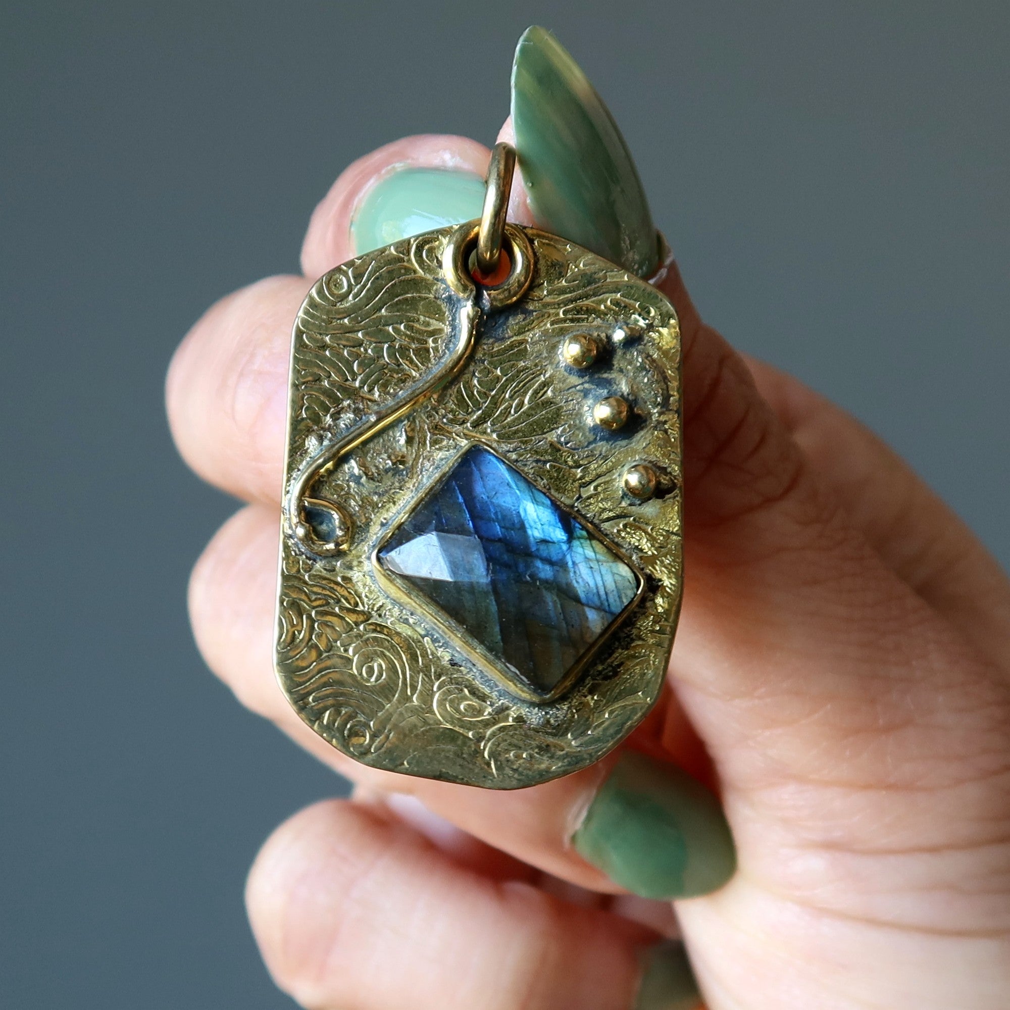 Labradorit Anhänger Schimmerndes Juwel Tibet Gold
