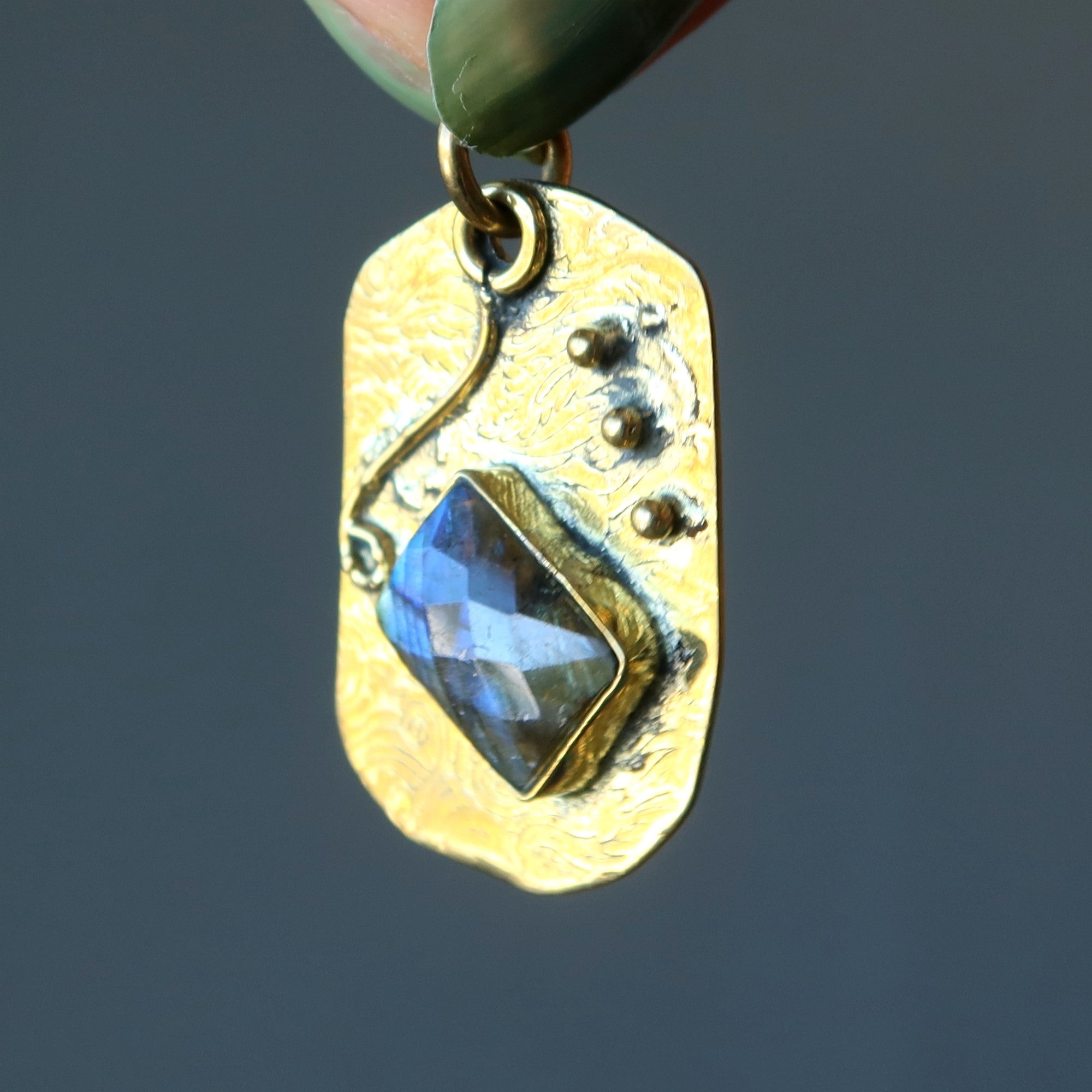 Labradorit Anhänger Schimmerndes Juwel Tibet Gold