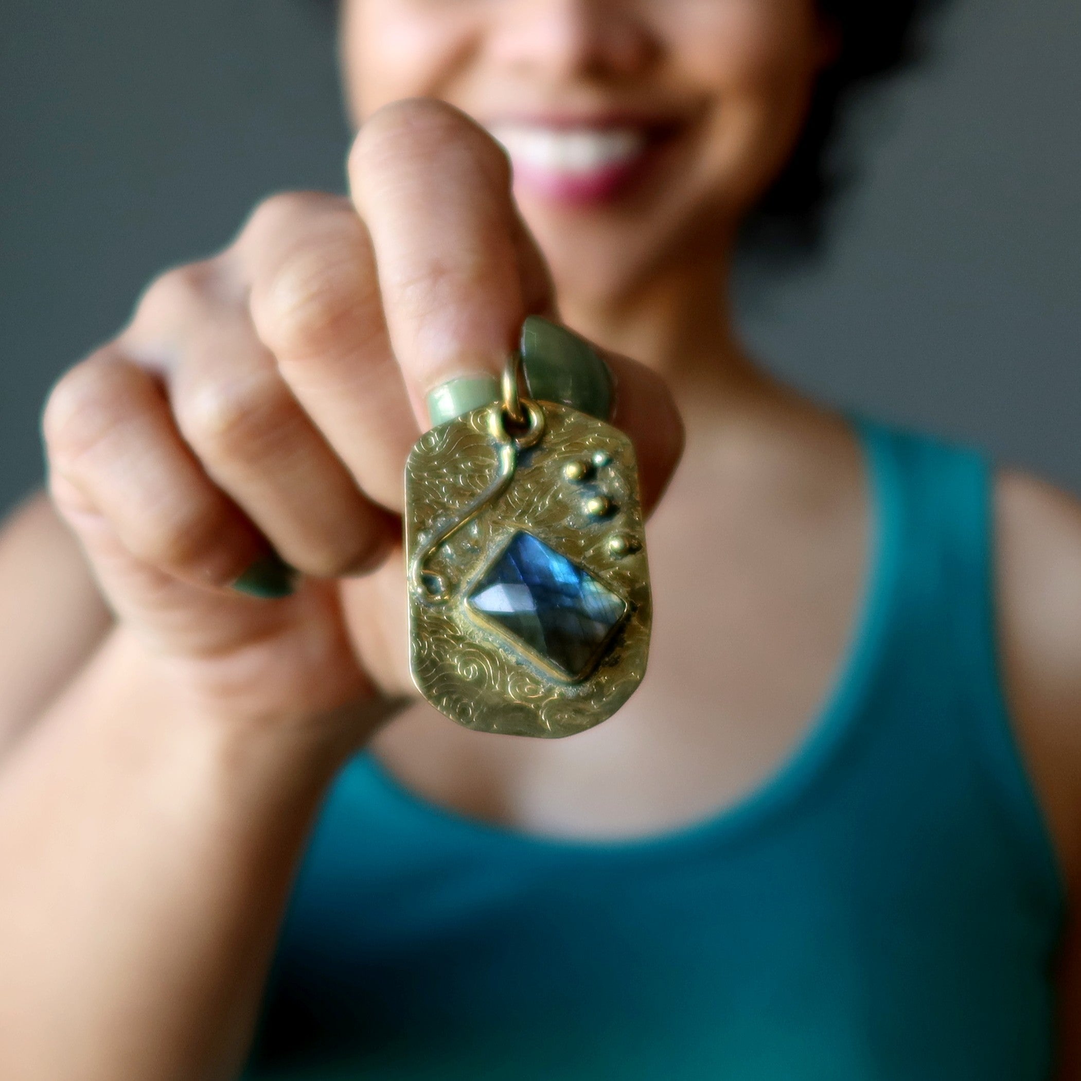 Labradorit Anhänger Schimmerndes Juwel Tibet Gold