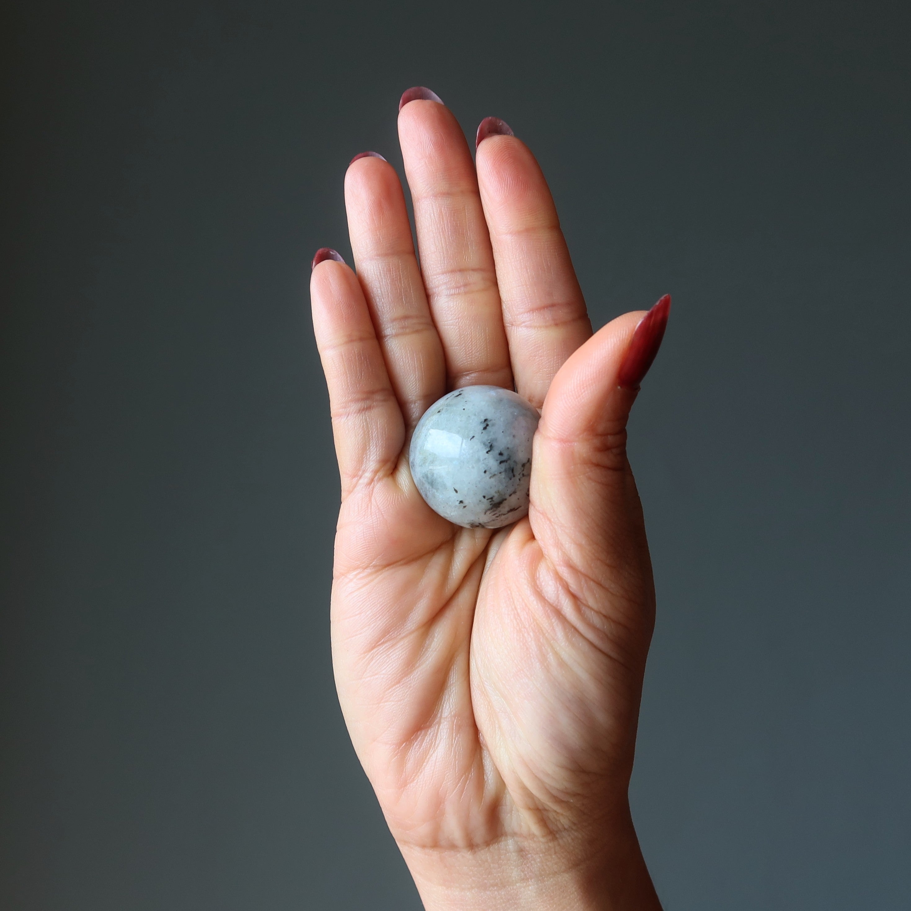 Sphère de labradorite en cristal de boule de l'éclair des ciels argentés