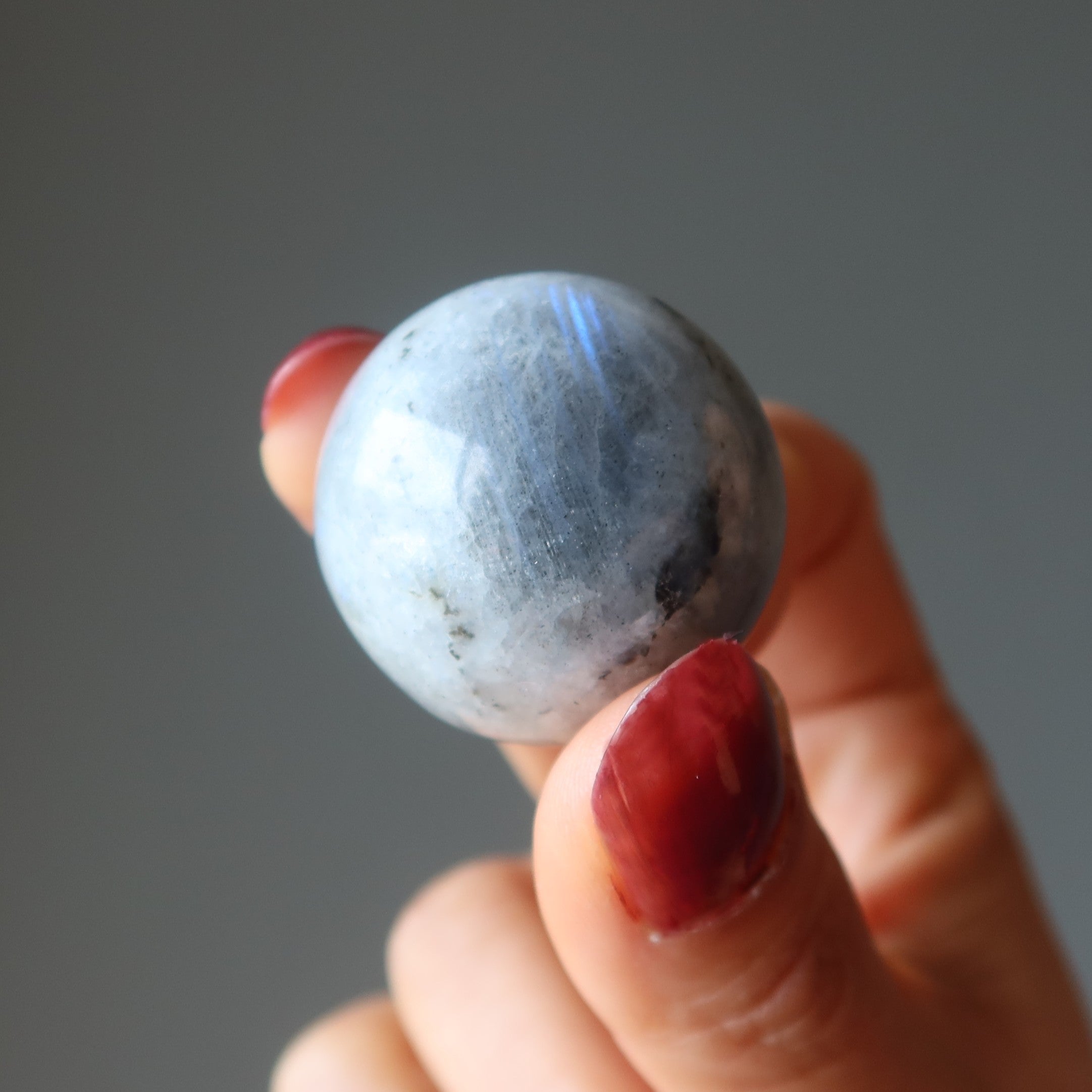 Sphère de labradorite en cristal de boule de l'éclair des ciels argentés