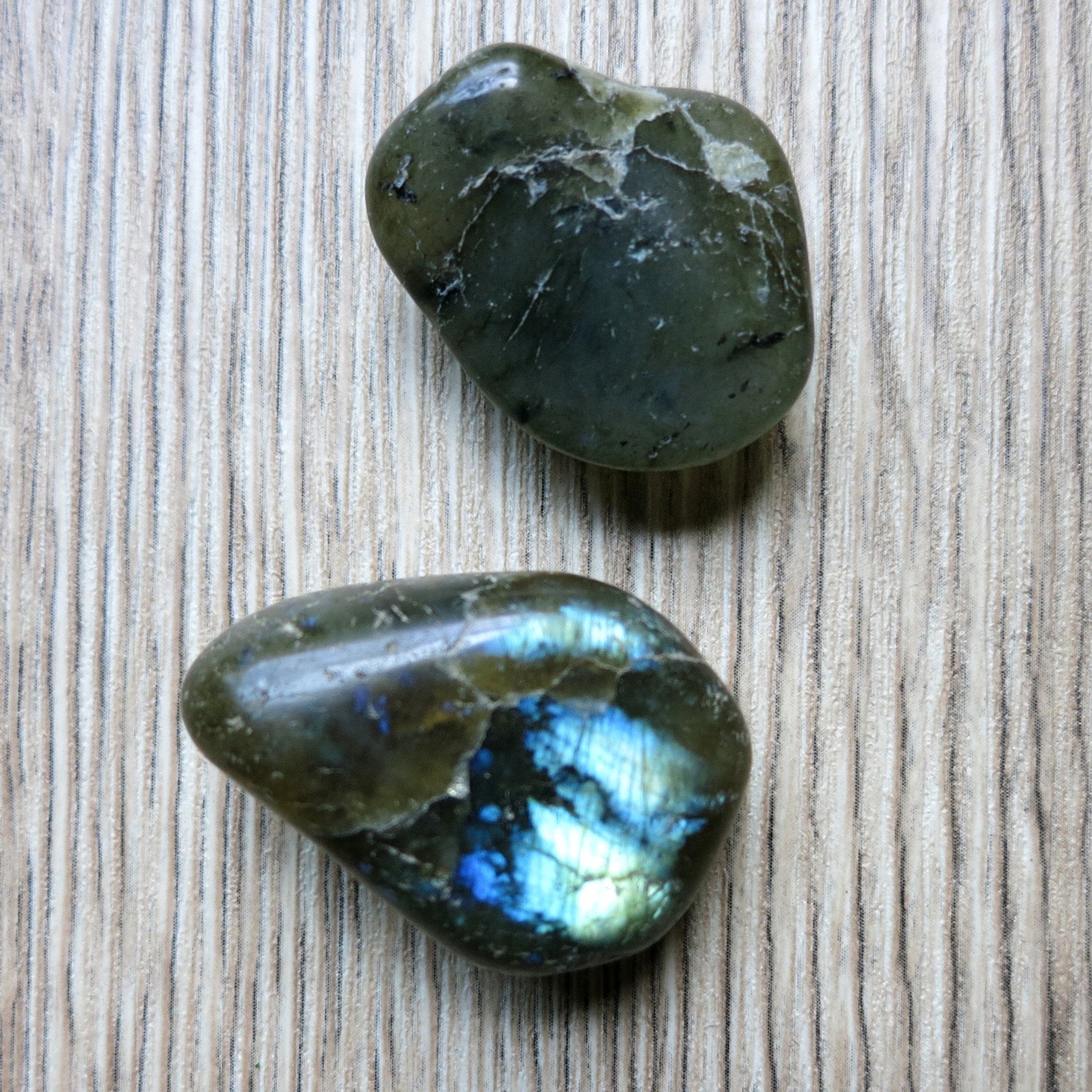 Ensemble d'aimants en labradorite, paire de pierres roulées aux reflets arc-en-ciel