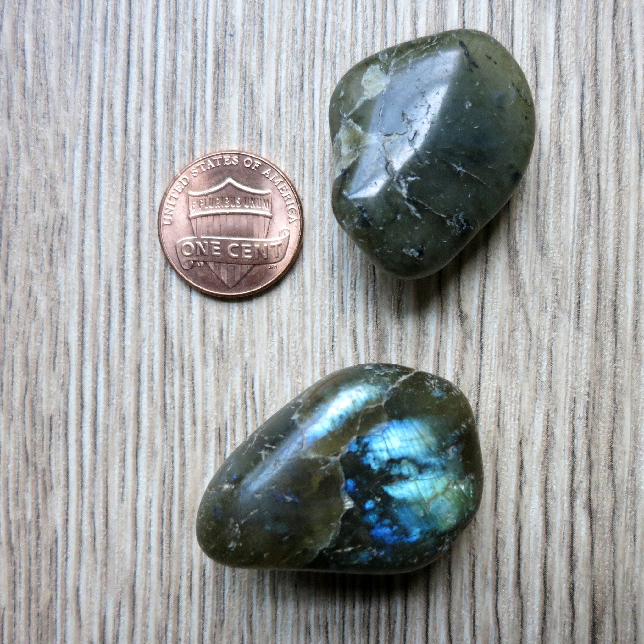 Ensemble d'aimants en labradorite, paire de pierres roulées aux reflets arc-en-ciel