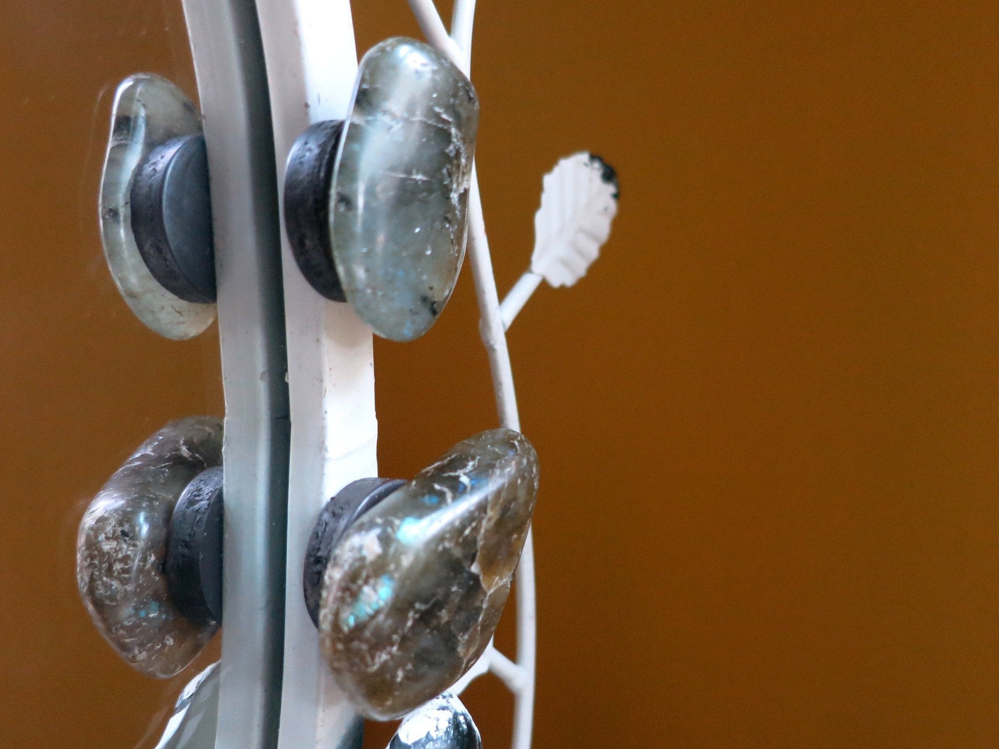 Ensemble d'aimants en labradorite, paire de pierres roulées aux reflets arc-en-ciel