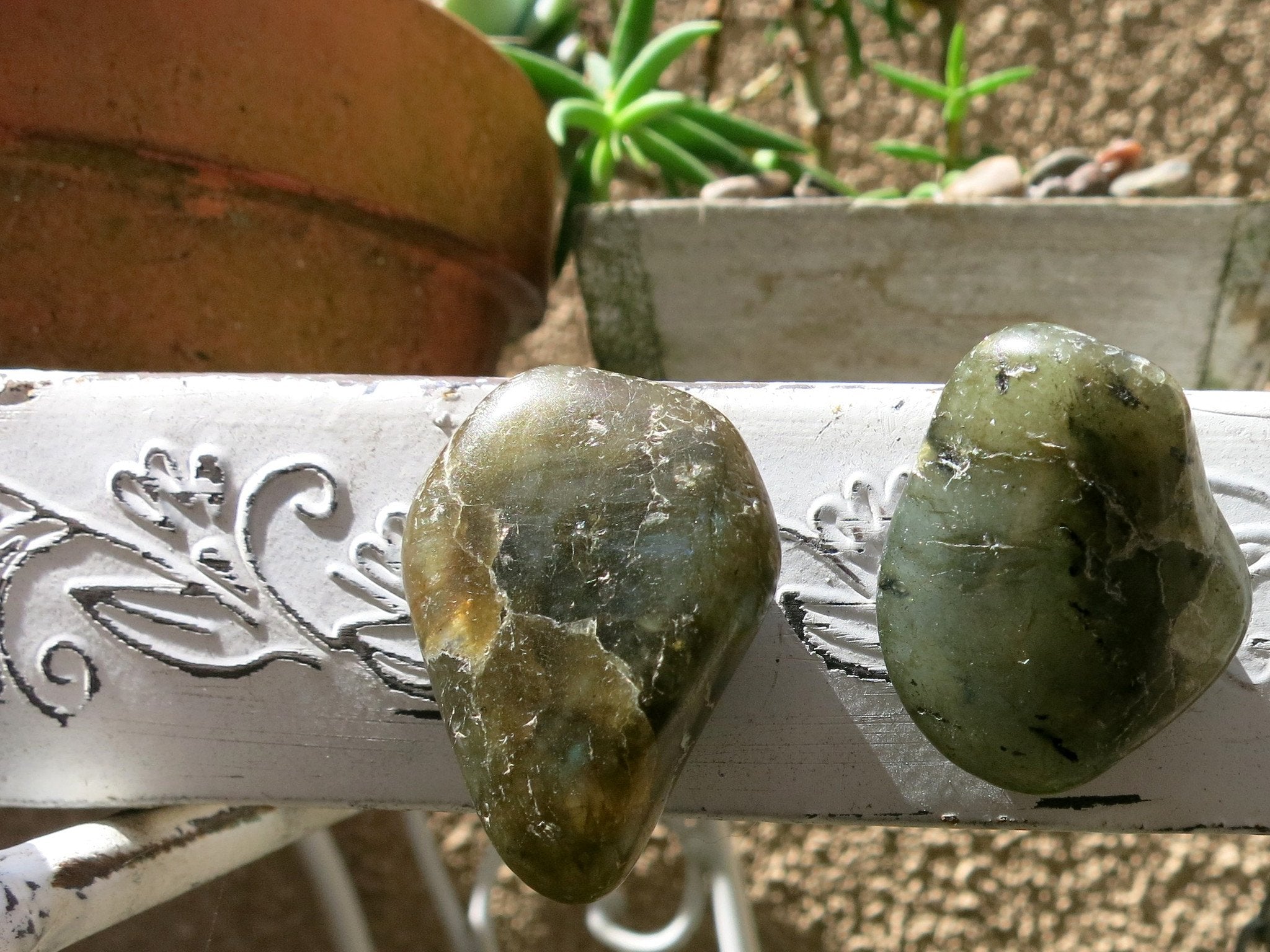 Ensemble d'aimants en labradorite, paire de pierres roulées aux reflets arc-en-ciel