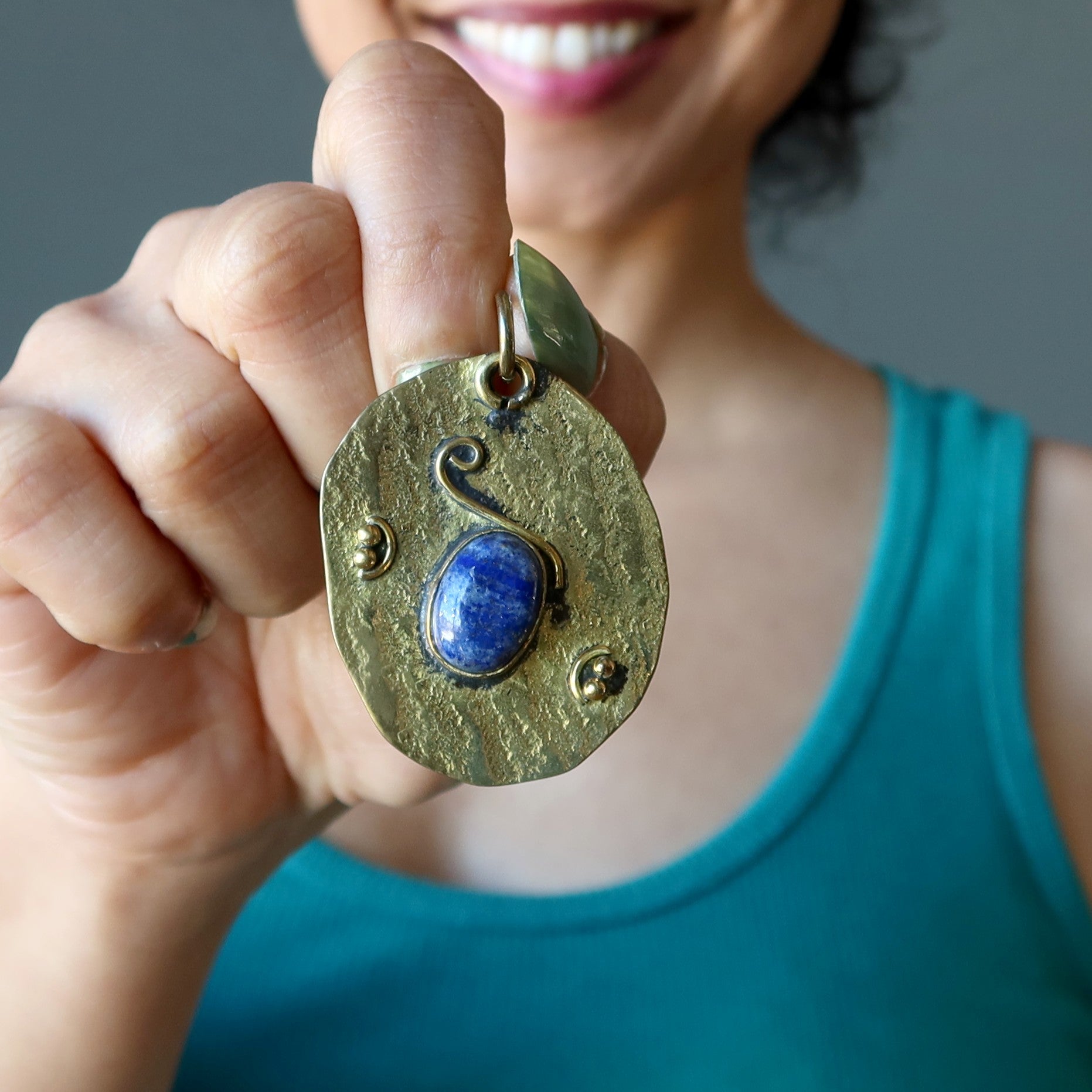 Pendentif Lapis Pierre précieuse bleue du Tibet Laiton artisanal