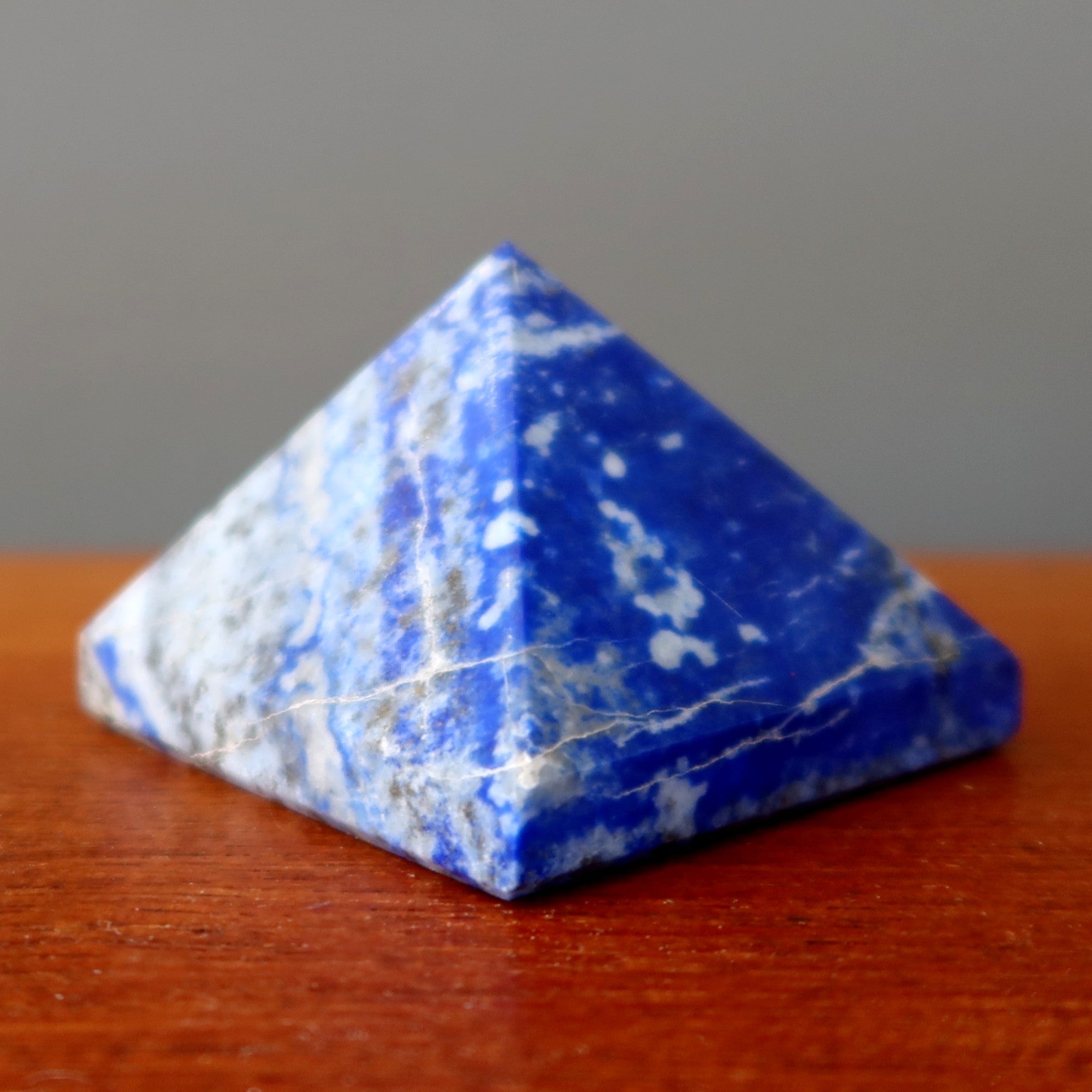 Pyramide de lapis-lazuli – Cristal bleu spirituel et audacieux