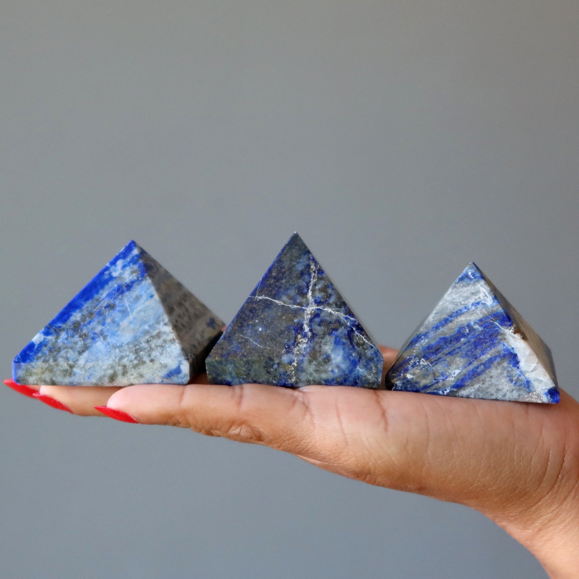 Pyramide de lapis-lazuli – Cristal bleu spirituel et audacieux