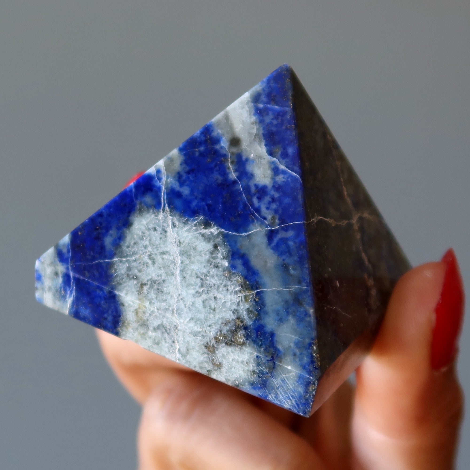Pyramide de lapis-lazuli – Cristal bleu spirituel et audacieux