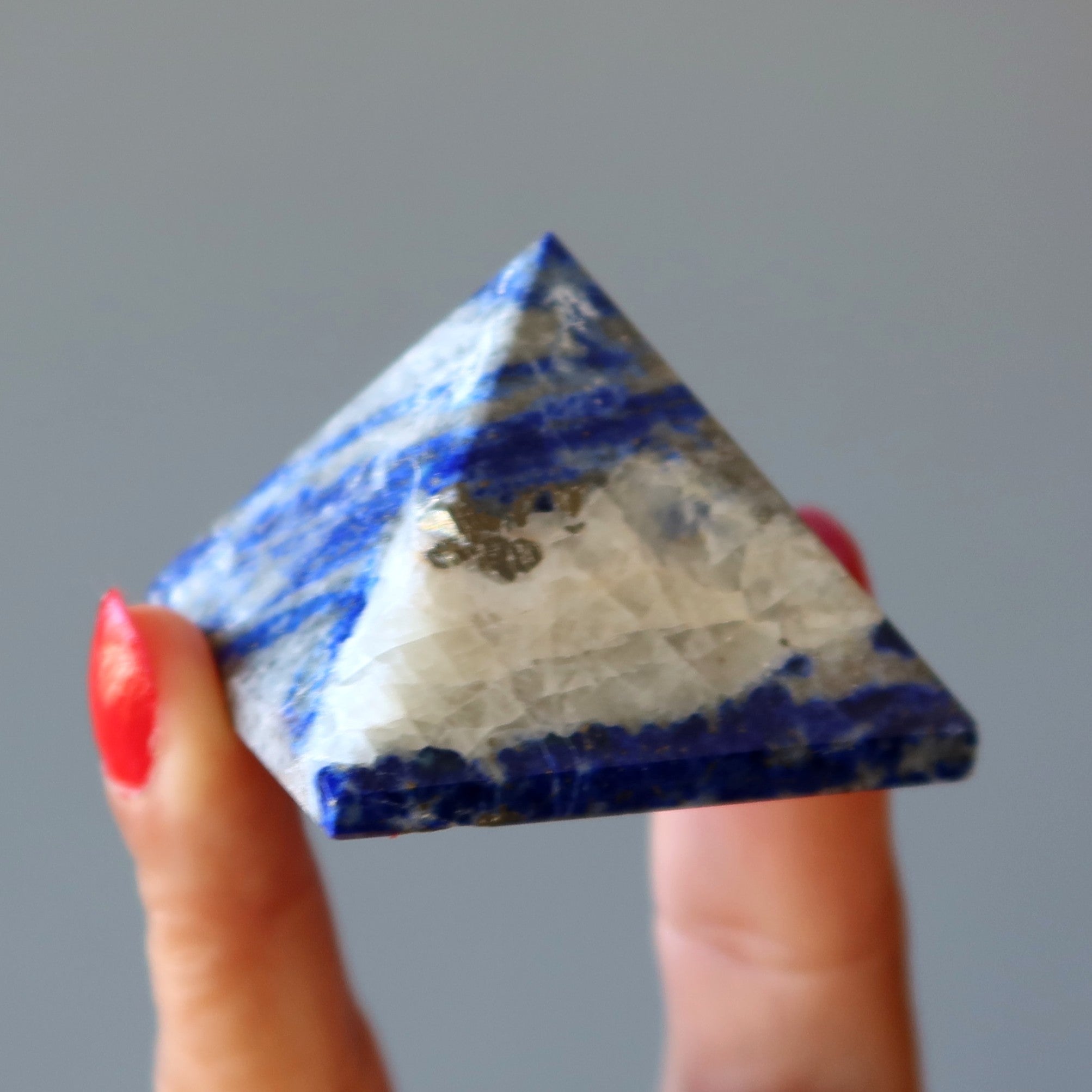 Pyramide de lapis-lazuli – Cristal bleu spirituel et audacieux