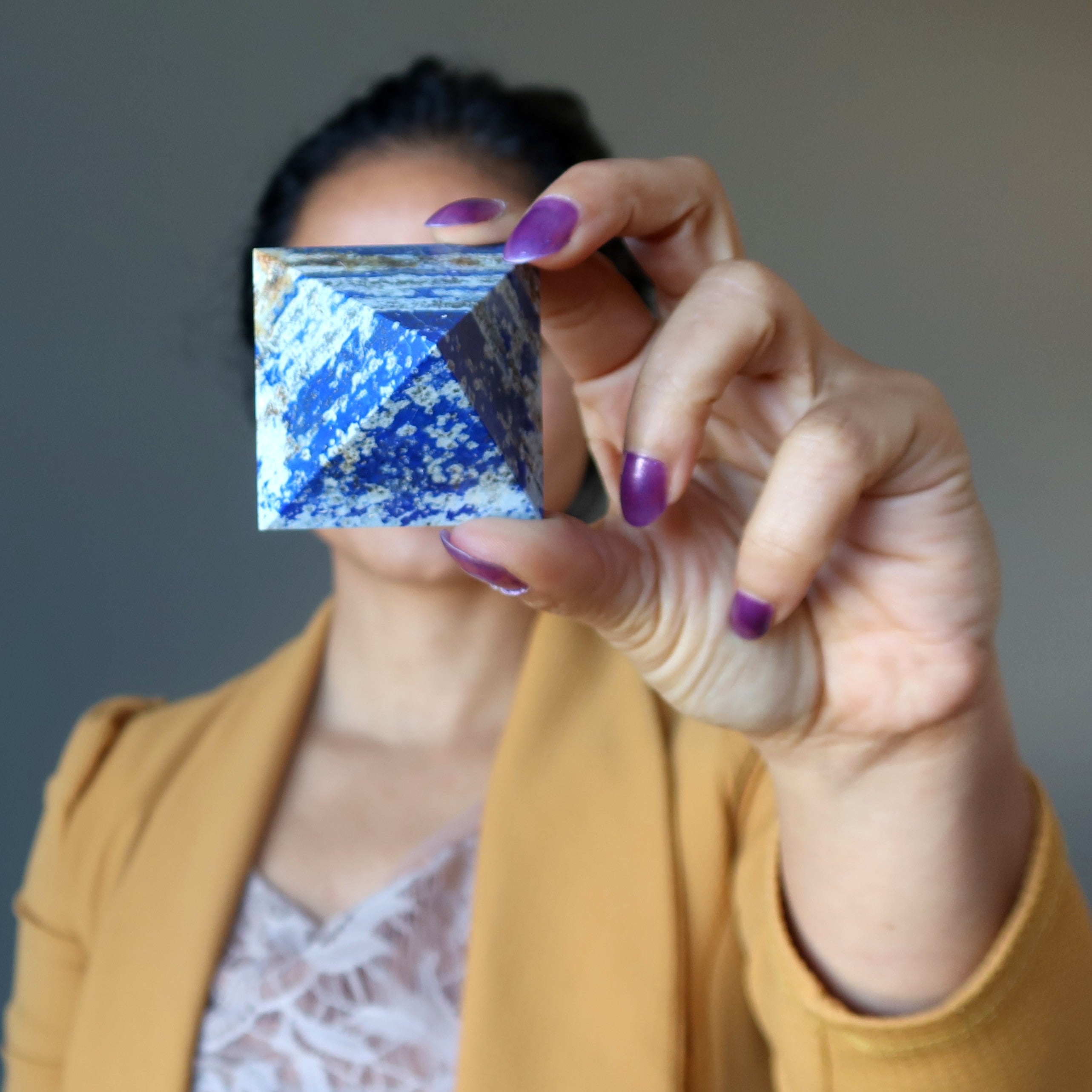 Pyramide de lapis-lazuli – Cristal bleu spirituel et audacieux