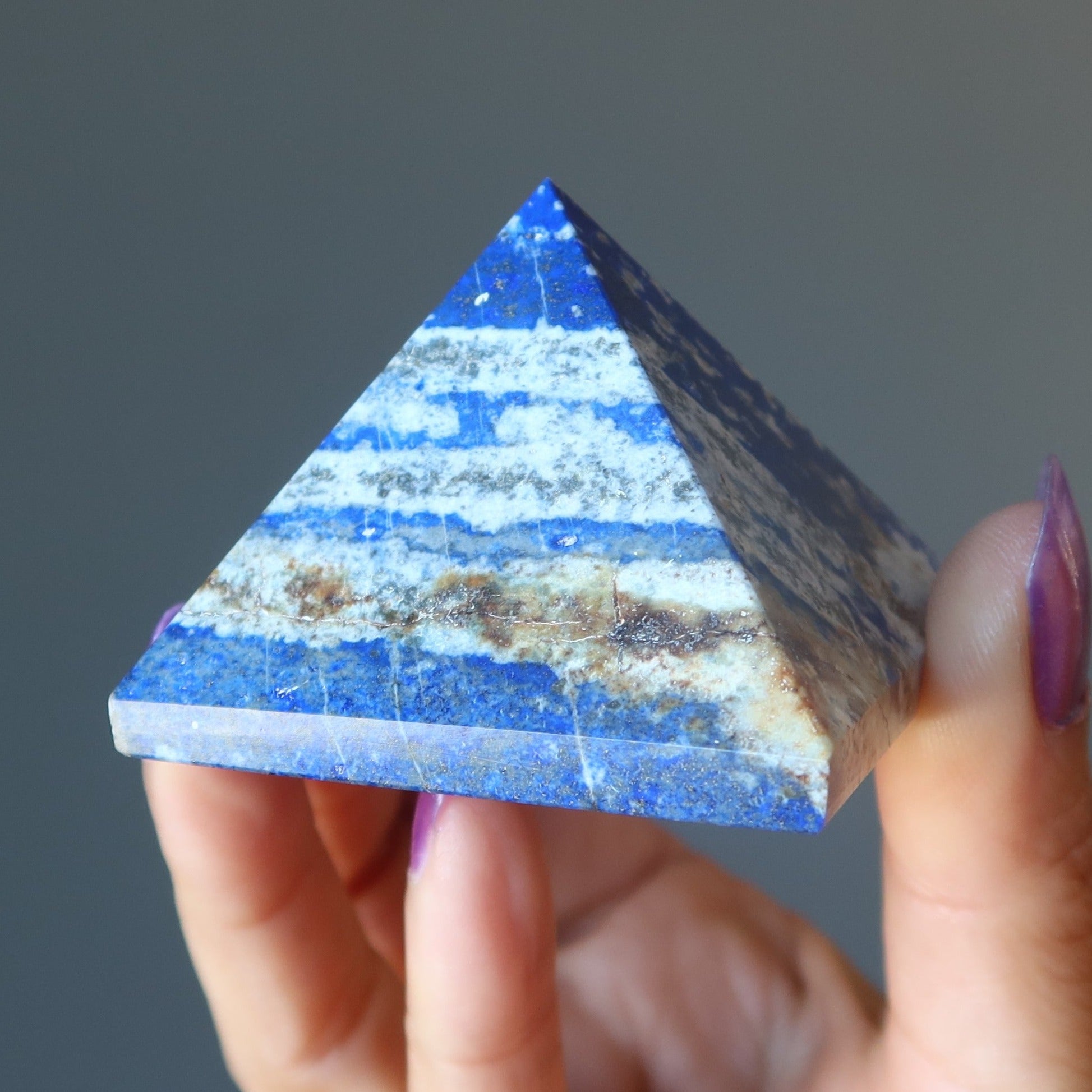 Pyramide de lapis-lazuli – Cristal bleu spirituel et audacieux
