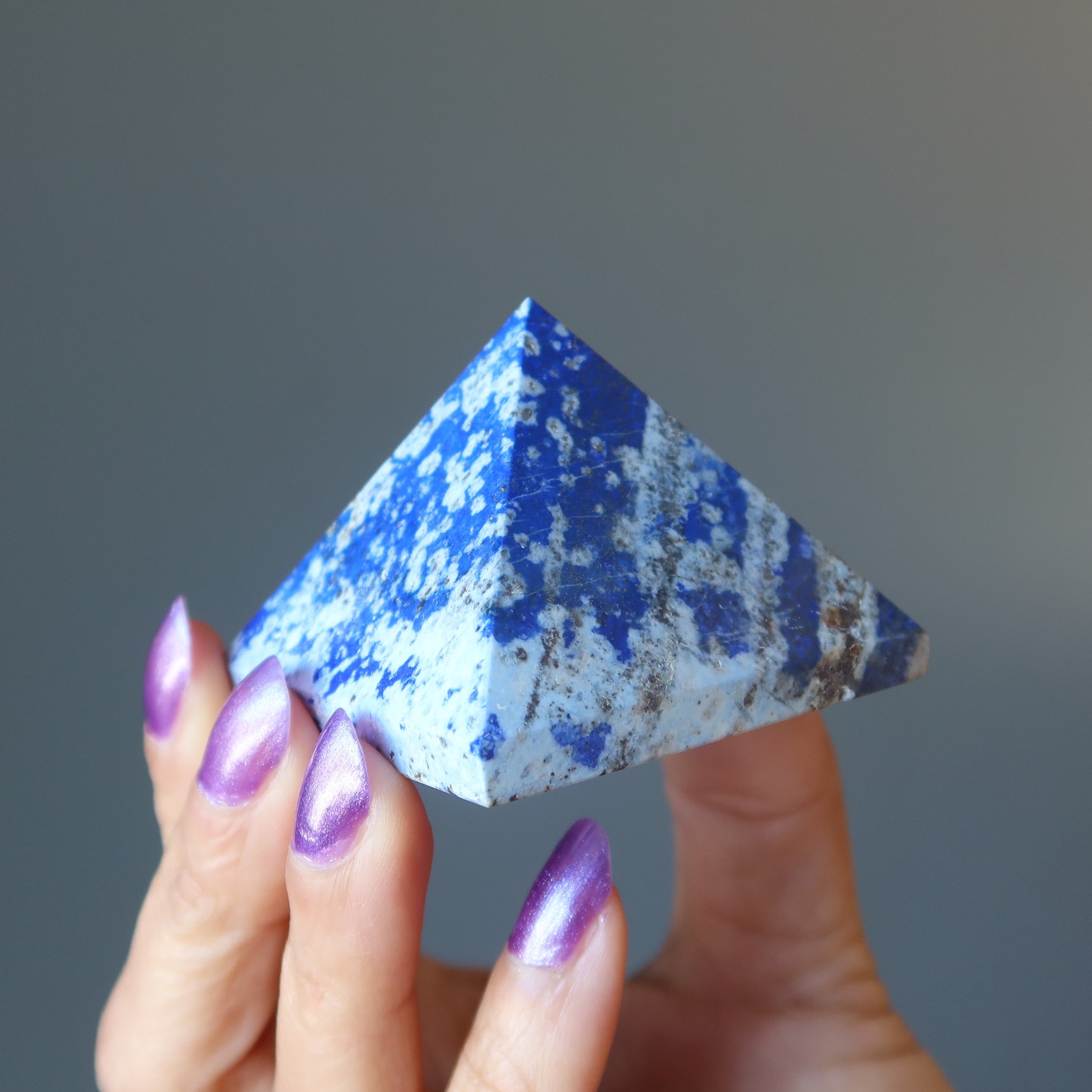 Pyramide de lapis-lazuli – Cristal bleu spirituel et audacieux