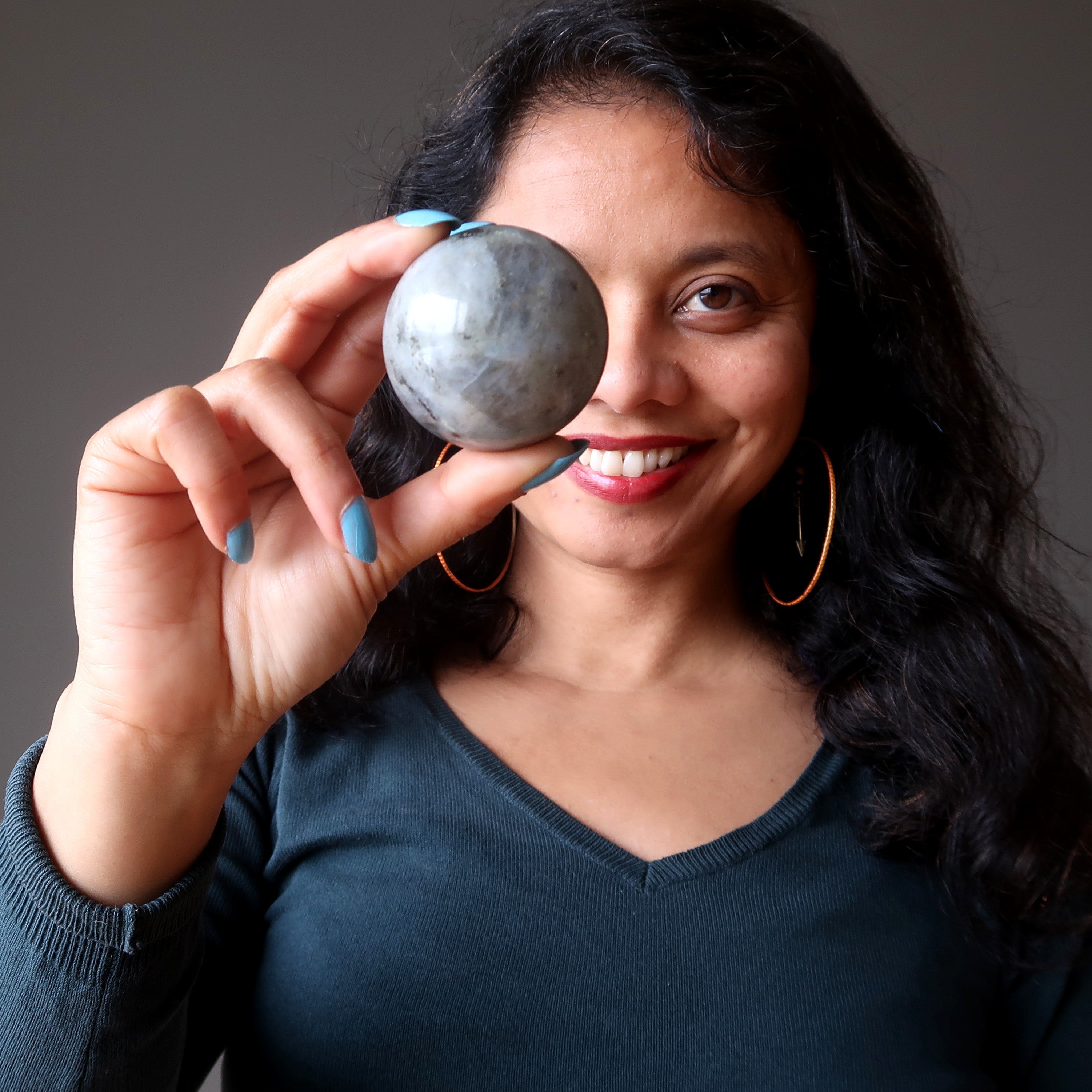Sphère de labradorite en cristal de boule de l'éclair des ciels argentés