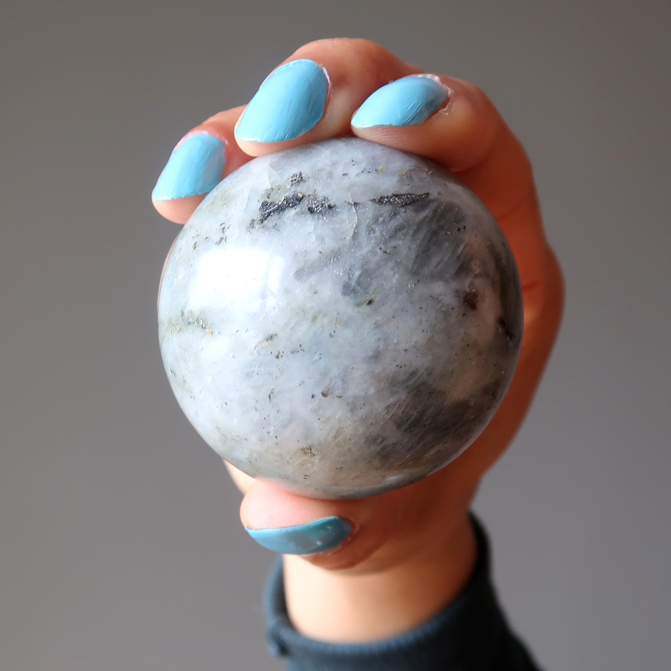 Sphère de labradorite en cristal de boule de l'éclair des ciels argentés