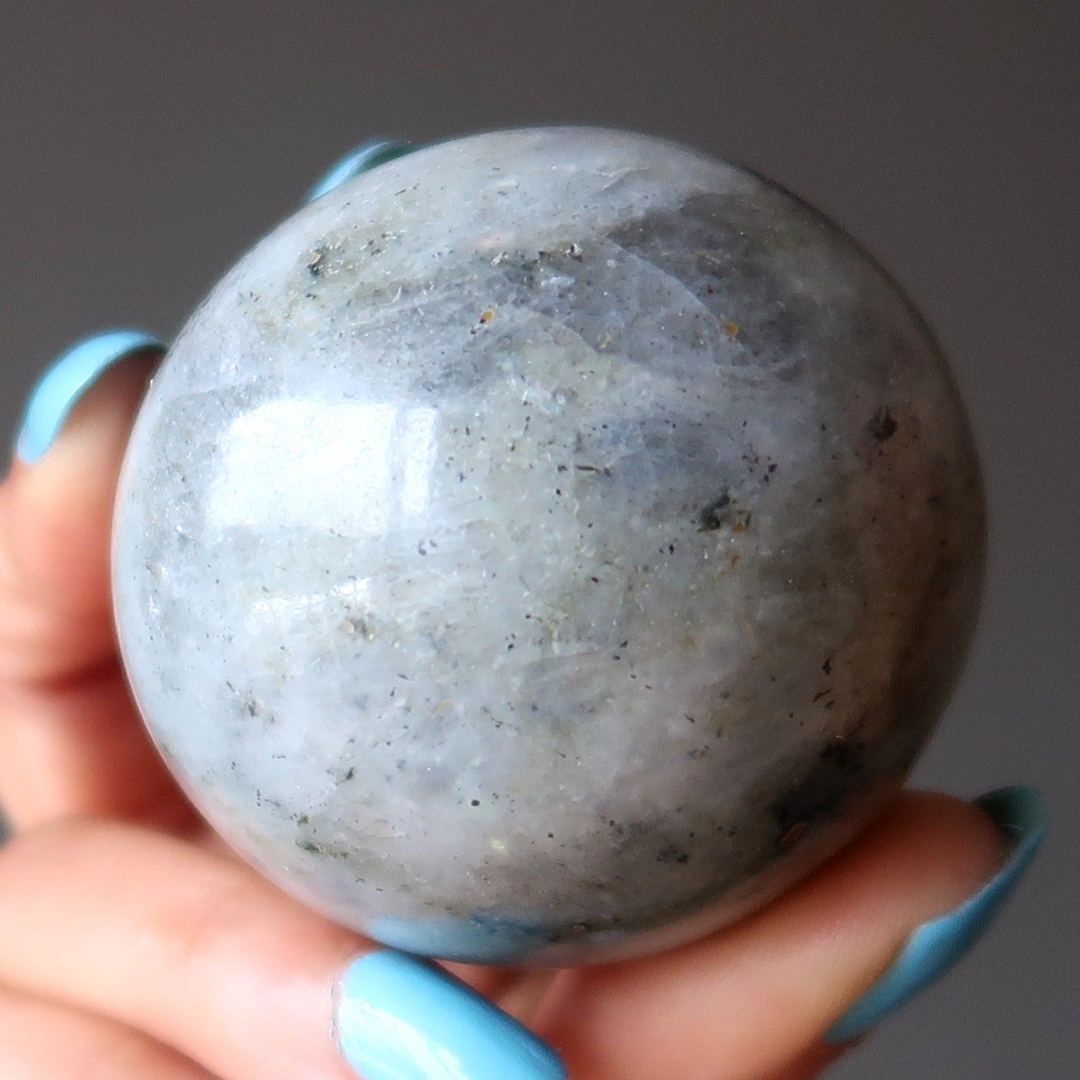 Sphère de labradorite en cristal de boule de l'éclair des ciels argentés