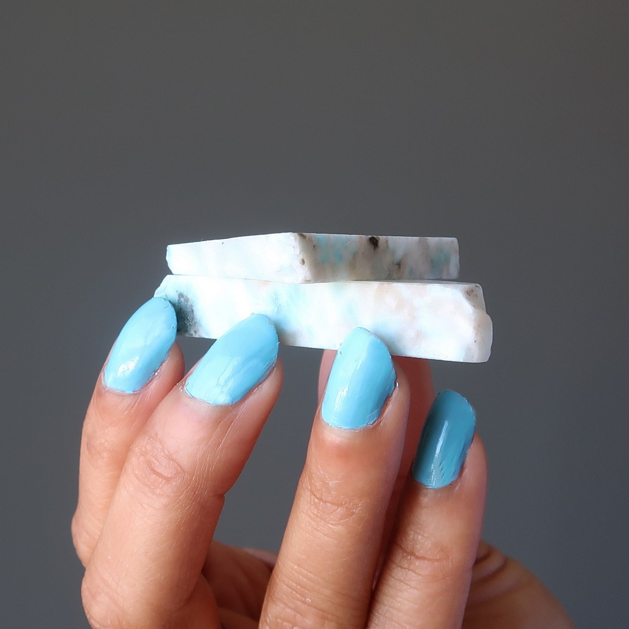Larimar-Ladestein-Paar – himmelblaue, heilende Edelsteinscheiben