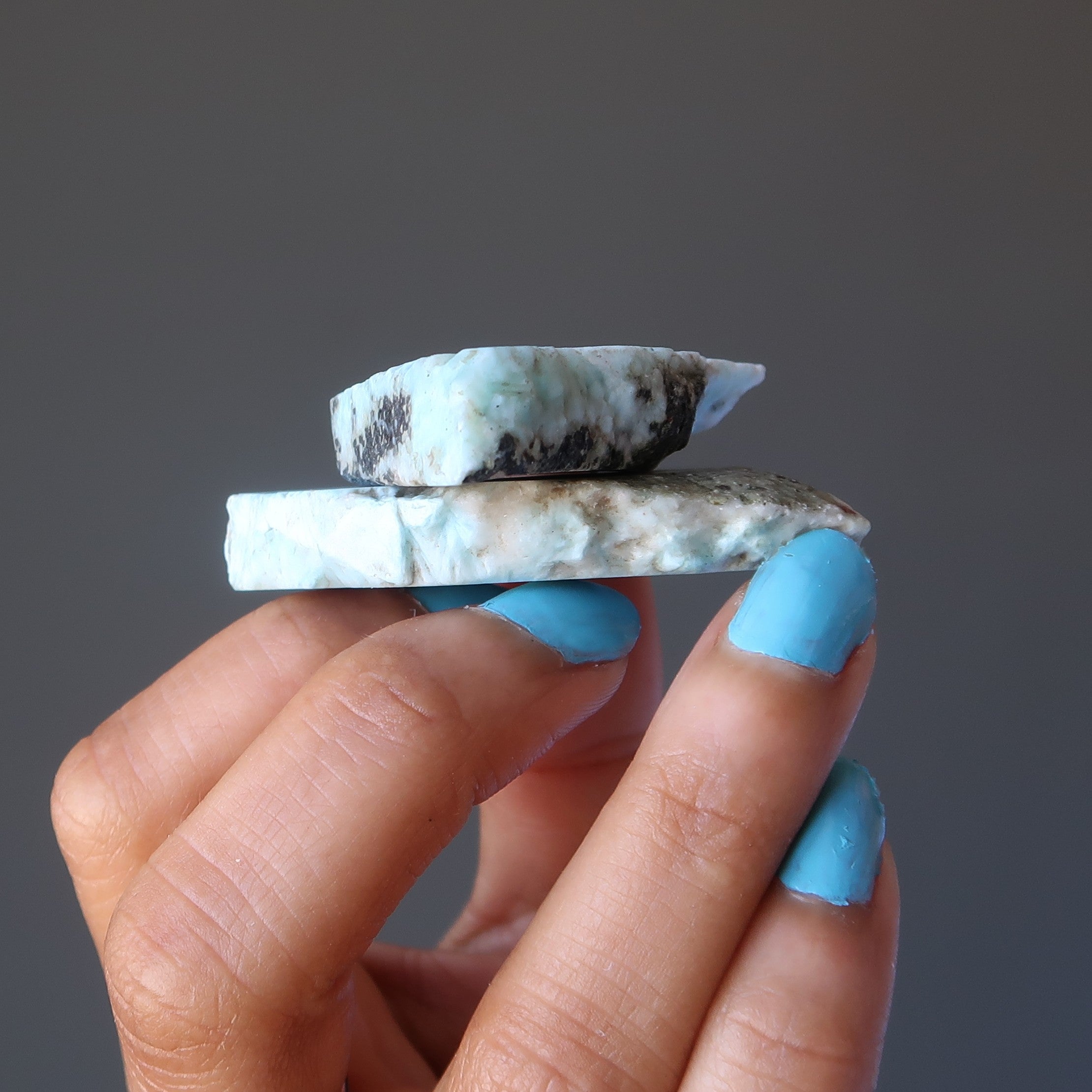 Larimar-Ladestein-Paar – himmelblaue, heilende Edelsteinscheiben