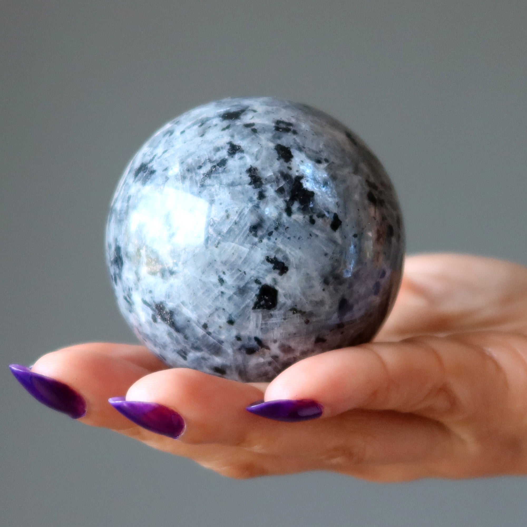 Sphère de Larvikite : Boule de Cristal « Tempête en Préparation »