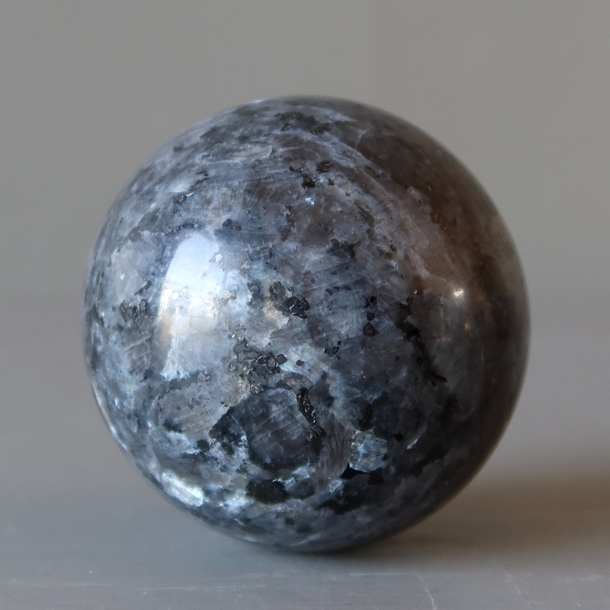 Sphère de Larvikite : Boule de Cristal « Tempête en Préparation »